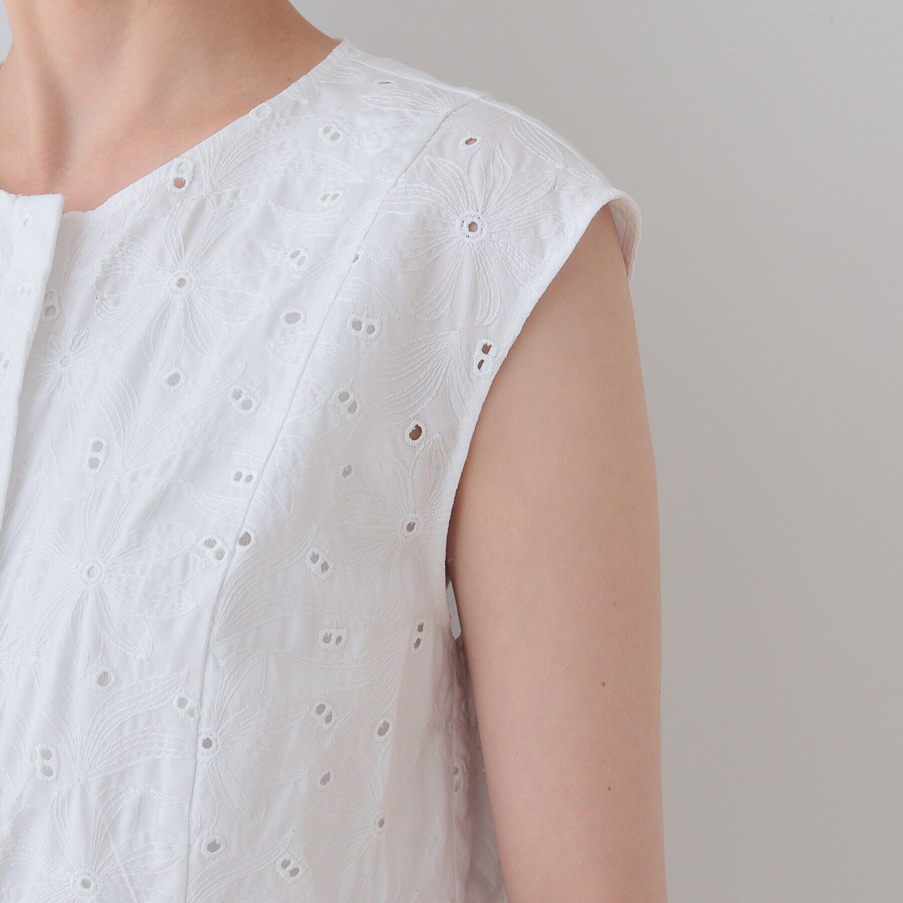 INDIVI「【洗える】フラワーカット刺繍ノースリーブブラウス」|シャツ・ブラウス|