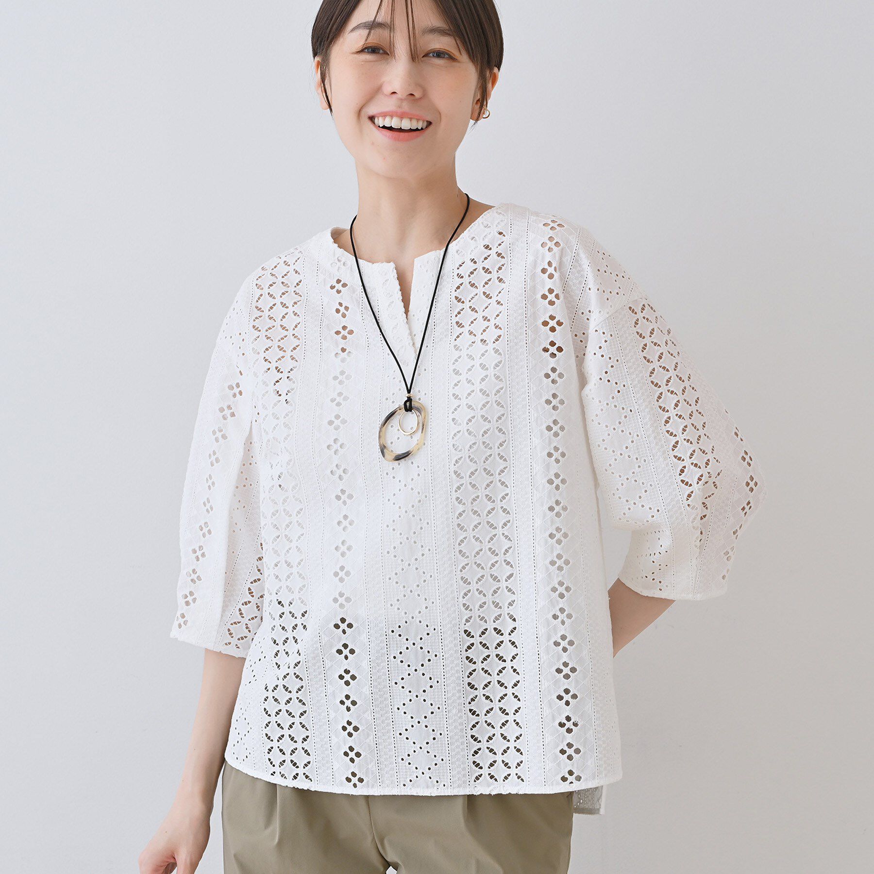 INDIVI「【刺繍／レース】スラッシュネックブラウス」|シャツ・ブラウス|ホワイト(002)