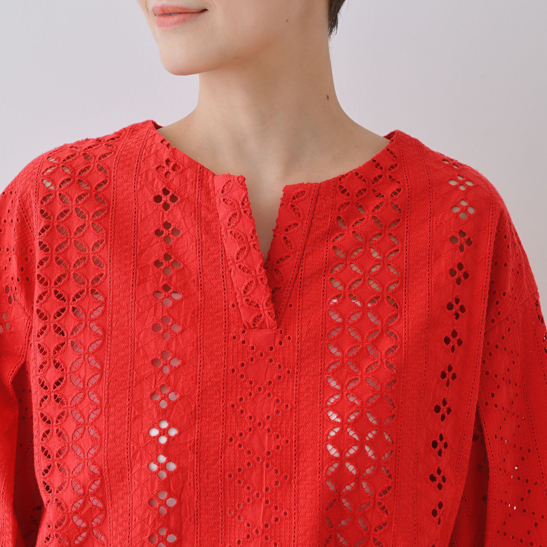 INDIVI「【刺繍／レース】スラッシュネックブラウス」|シャツ・ブラウス|