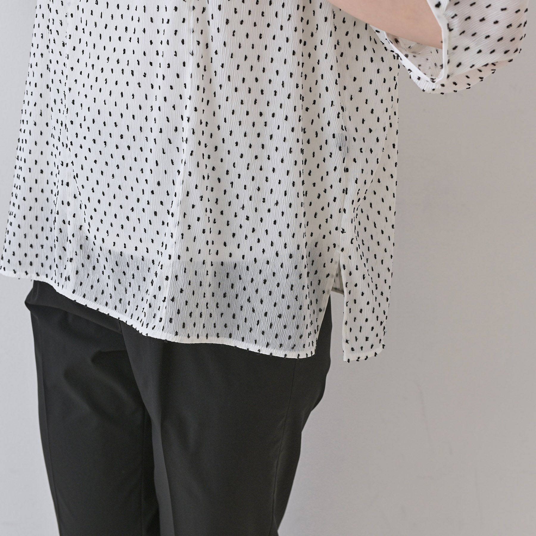 INDIVI「【洗える／ドット柄／凹凸素材】袖コンシャスドルマンブラウス」|シャツ・ブラウス|