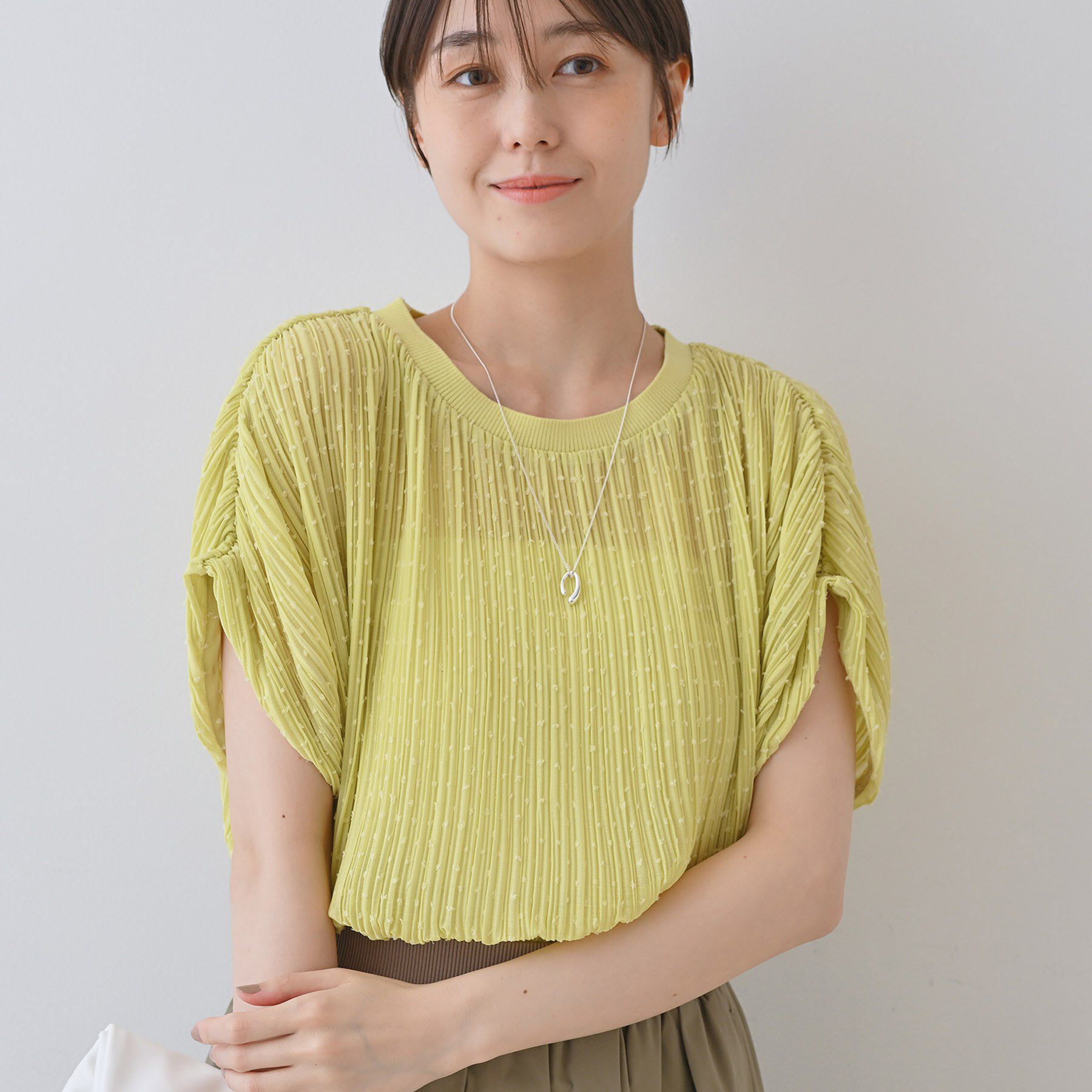 INDIVI「【洗える／ドット柄／凹凸素材】プリーツデザインブラウス」|シャツ・ブラウス|イエローグリーン(0