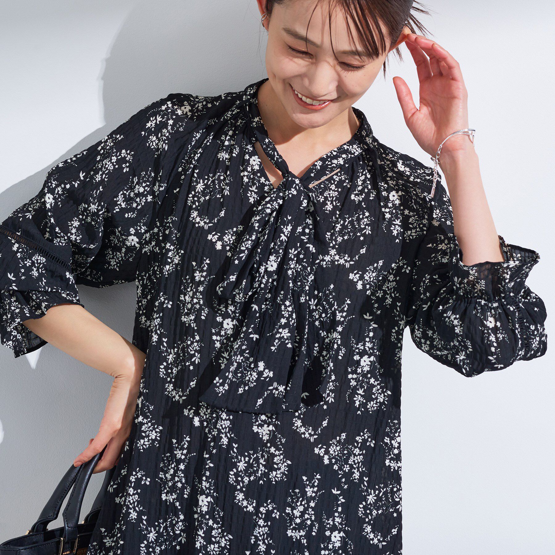 INDIVI「【モノトーン小花柄／シャーリング素材】ボリューム袖エアリーブラウス」|シャツ・ブラウス|ブラック(119)