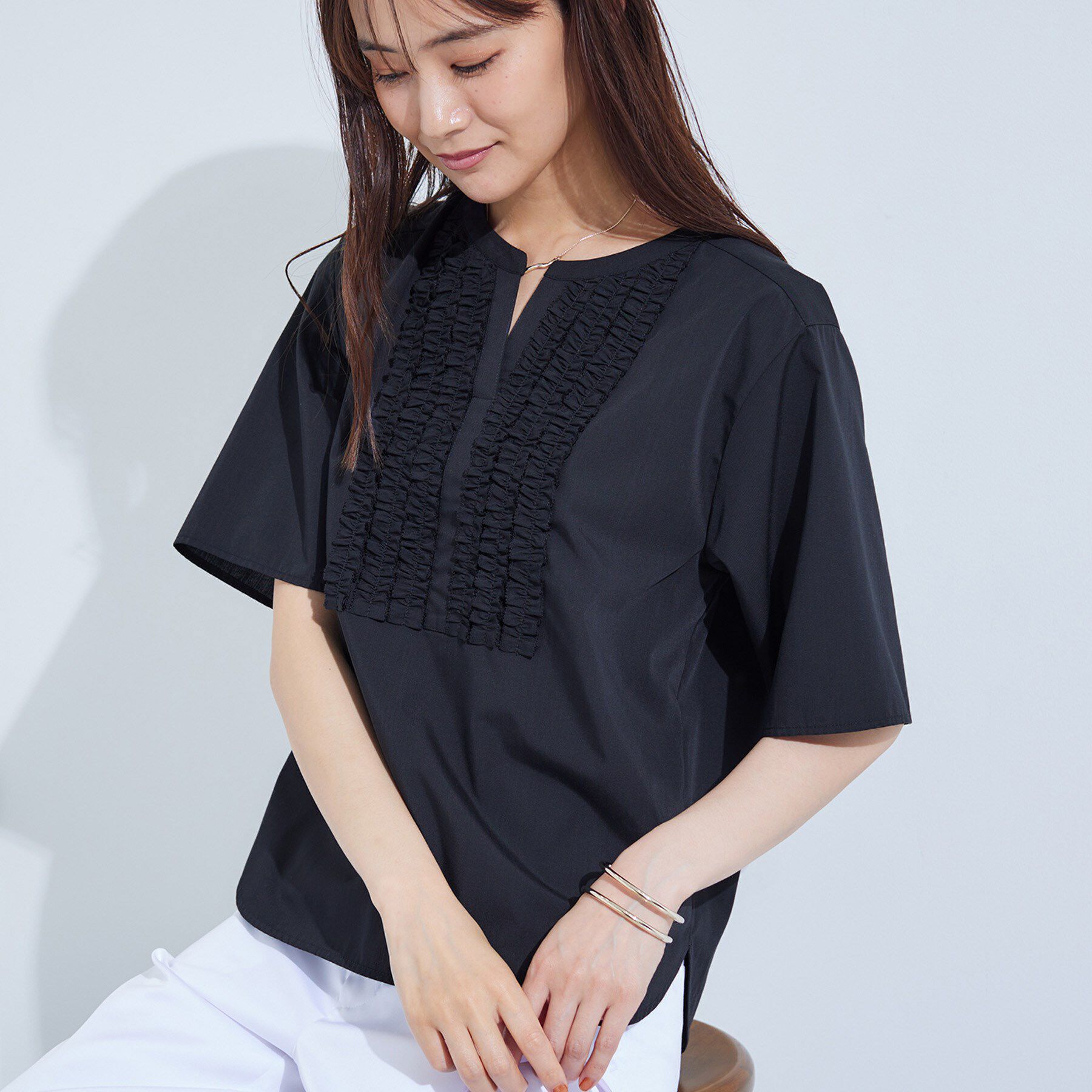 INDIVI「【洗える】胸元タックフリルブラウス」|シャツ・ブラウス|ブラック(019)