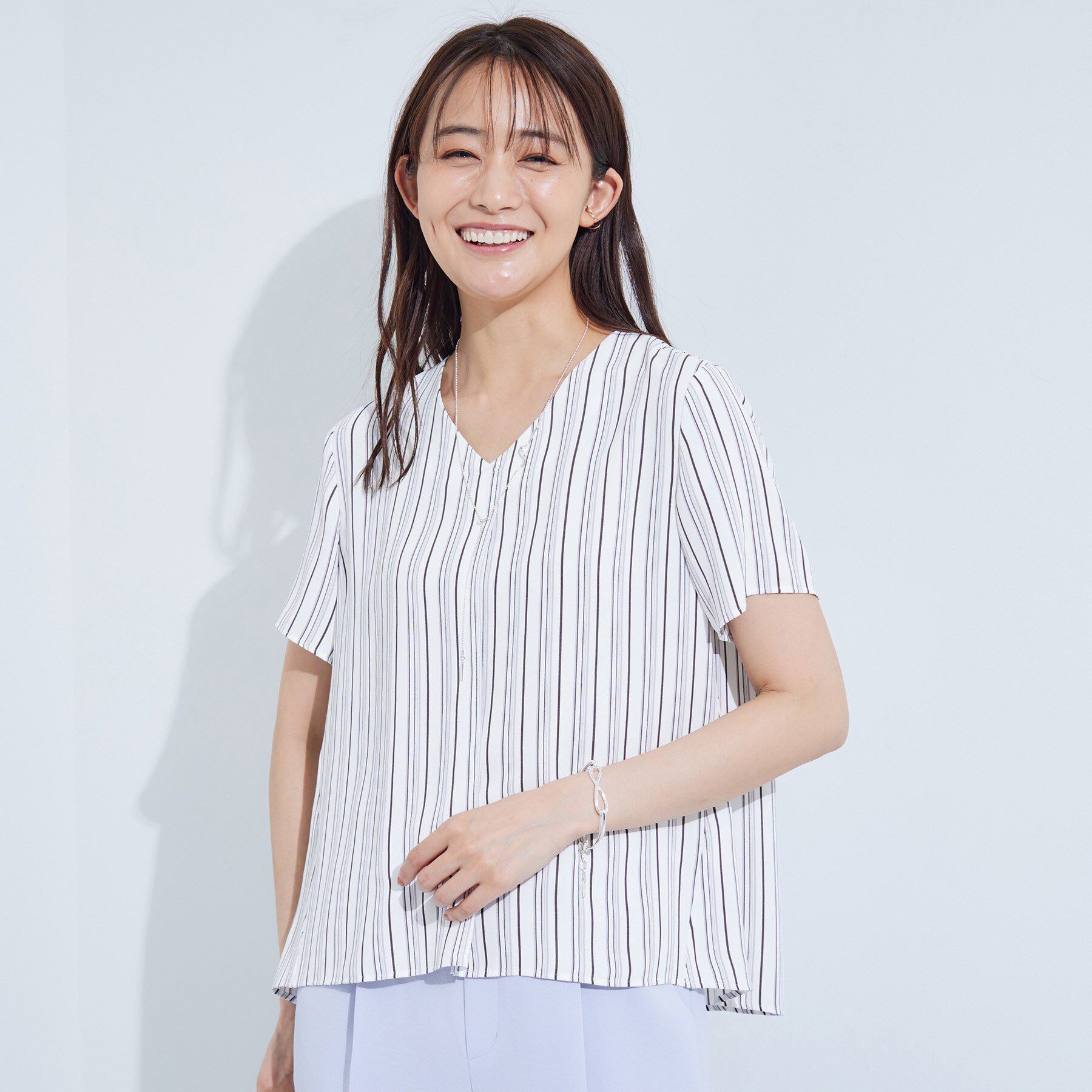 INDIVI「【洗える／通勤】無地＆マルチストライプ柄Vネックブラウス」|シャツ・ブラウス|