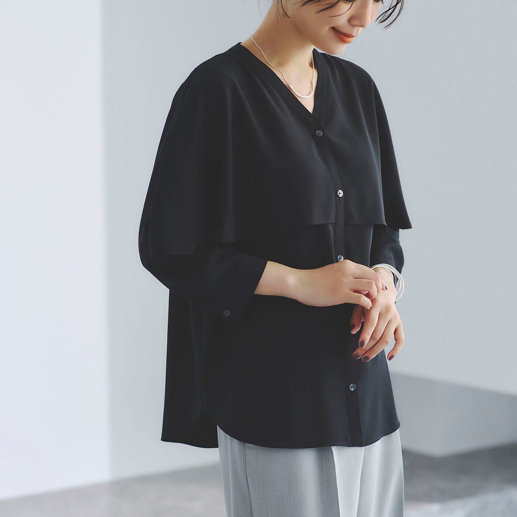 INDIVI「【羽織りとしても活躍！】ケープカラーブラウス」|シャツ・ブラウス|ブラック(019)