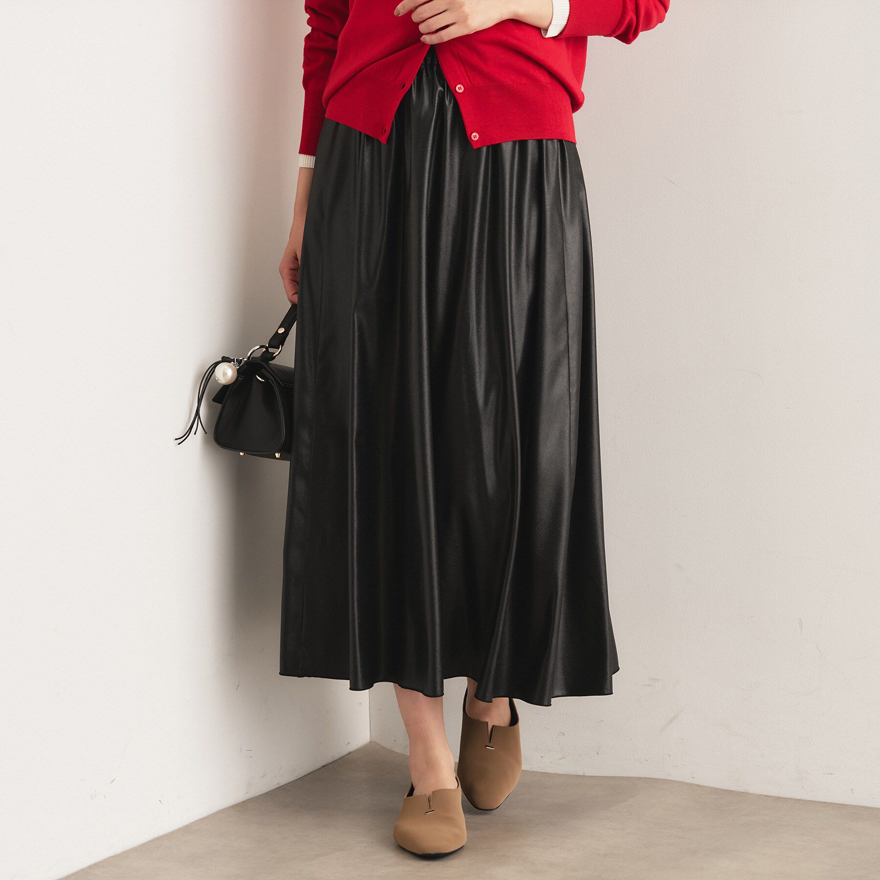 INDIVI「レザー調ギャザースカート」|スカート|ブラック(019)