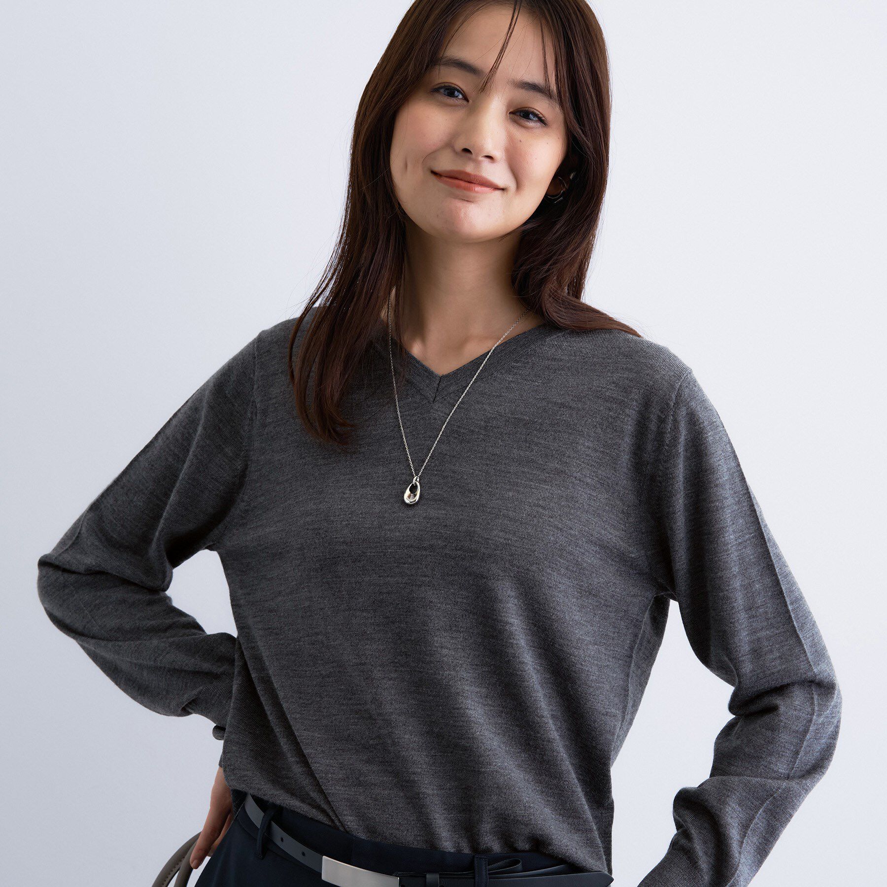INDIVI「【洗える／毛玉になりにくい】エクストラファインウール Vネックニット」|ニット・セーター|チャコールグレー(9