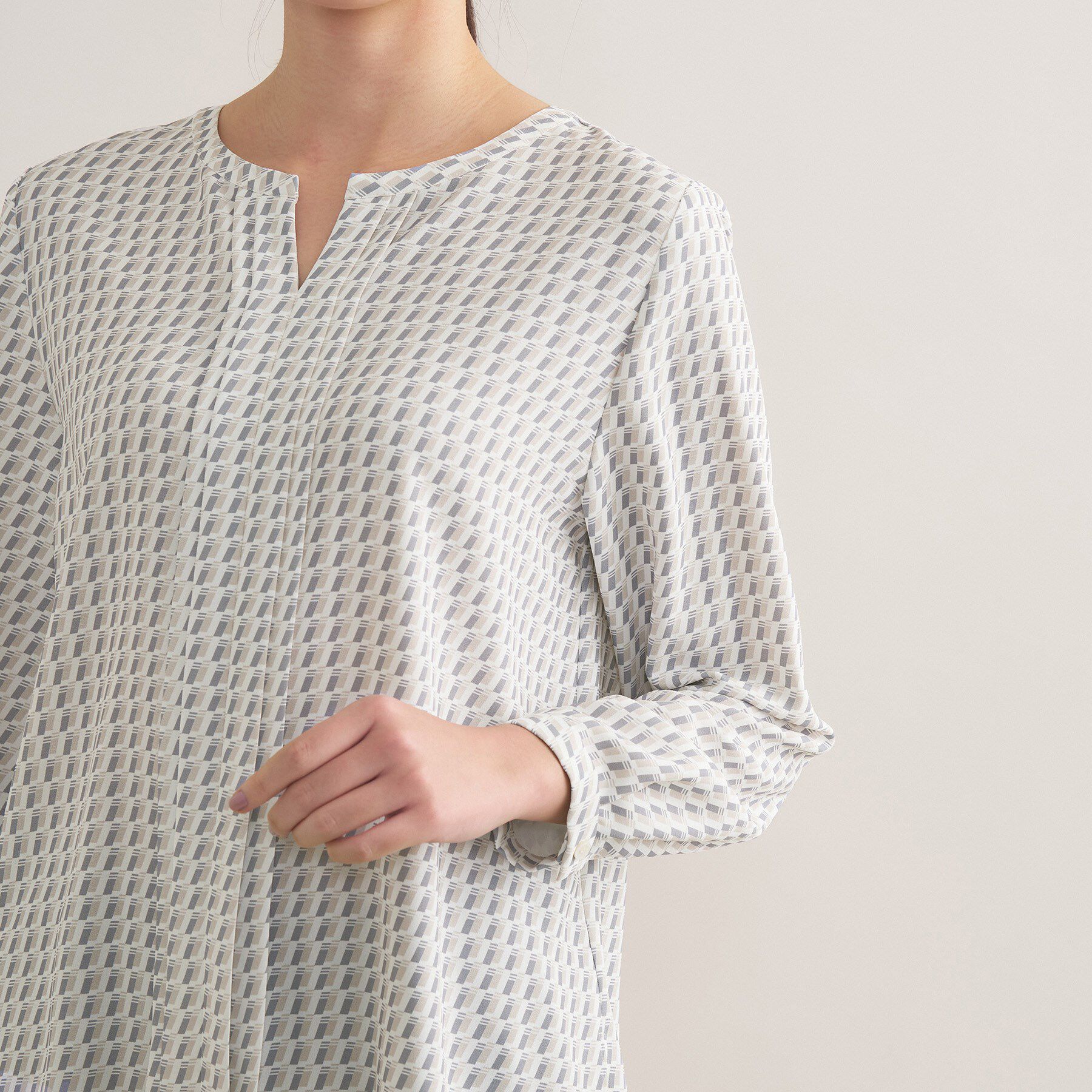 INDIVI「【洗える／透けにくい】ジオメ柄プリントブラウス」|シャツ・ブラウス|