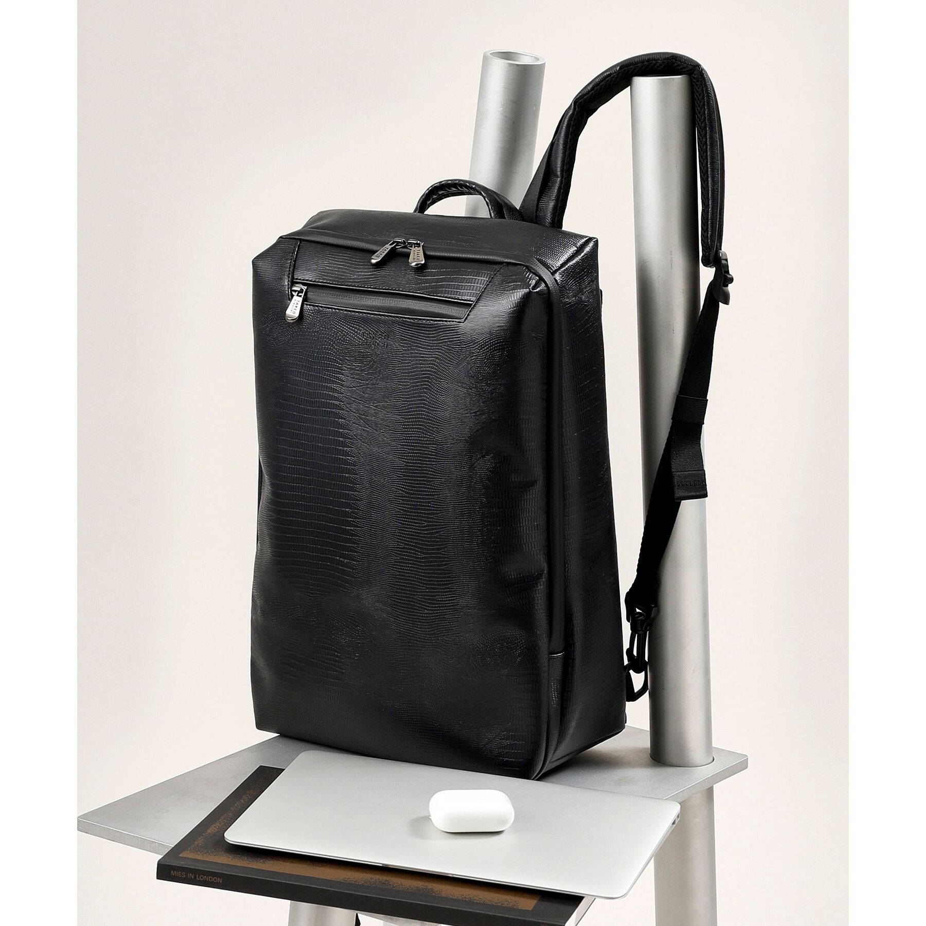 TAKEO KIKUCHI「【撥水】ライトウェイト バックパック」|リュック|ブラック・クロコ柄(