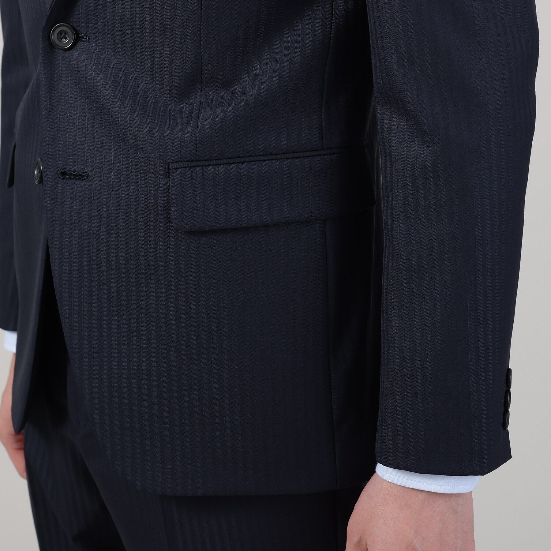 TAKEO KIKUCHI「【ナローモデル】シャイニー ヘリンボン ストライプ スーツ/3ピース対応可」|スーツ|