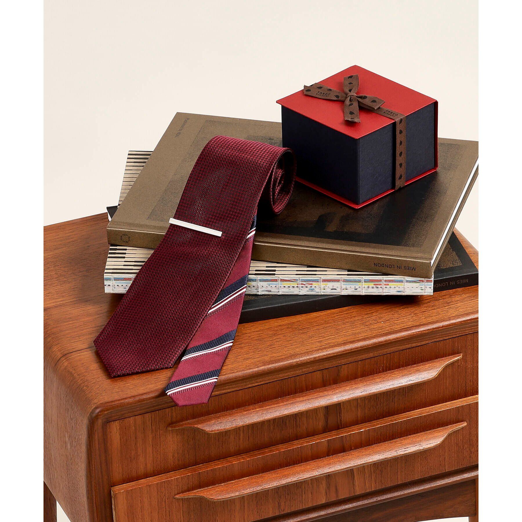 TAKEO KIKUCHI「【BOXセット】無地ネクタイ&タイバー」|ネクタイ・蝶ネクタイ|ボルドー(064)