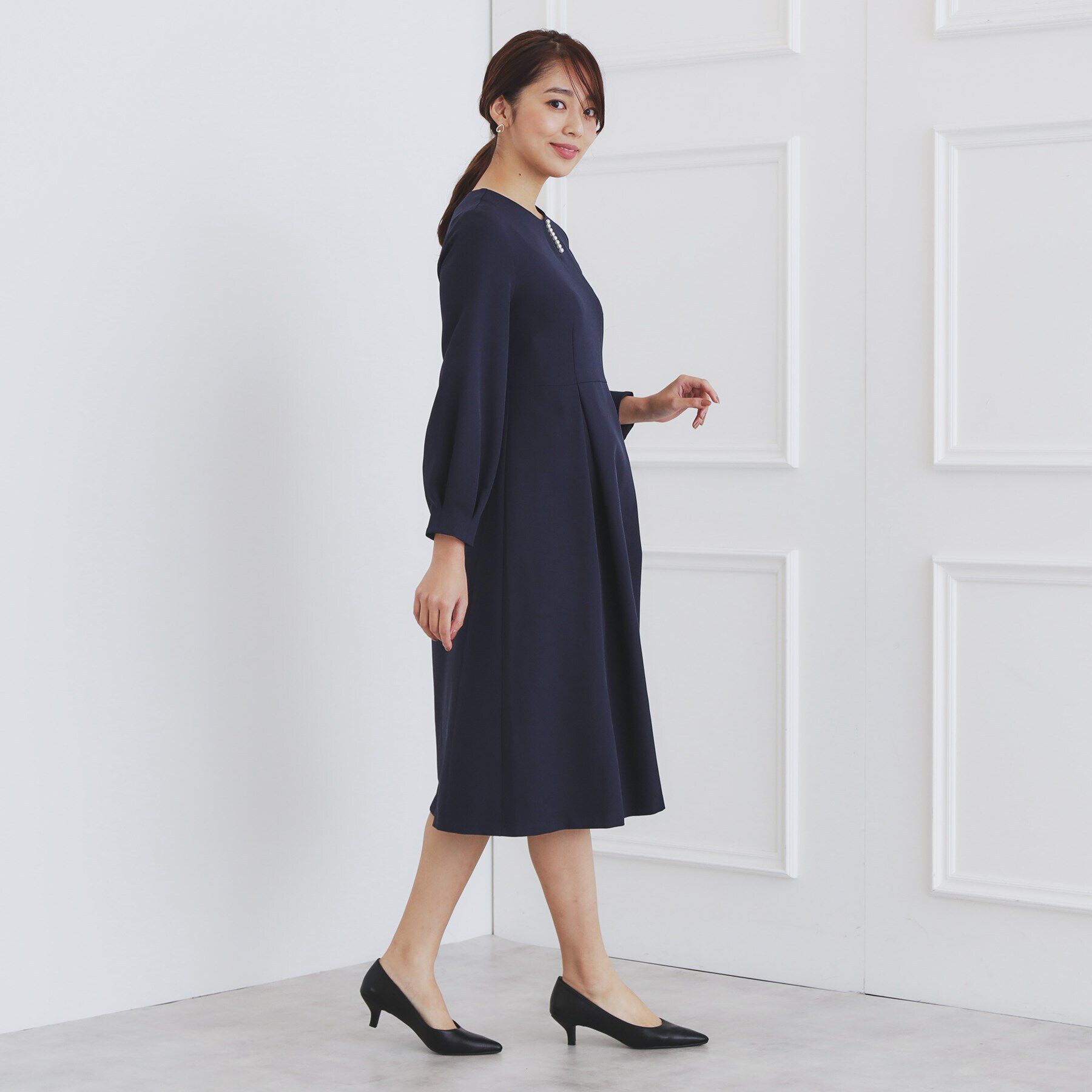 index「＜通勤・セレモニー対応＞キーネックパール調フレアワンピース【洗濯機洗い可/イージーアイロン】」|ワンピース|