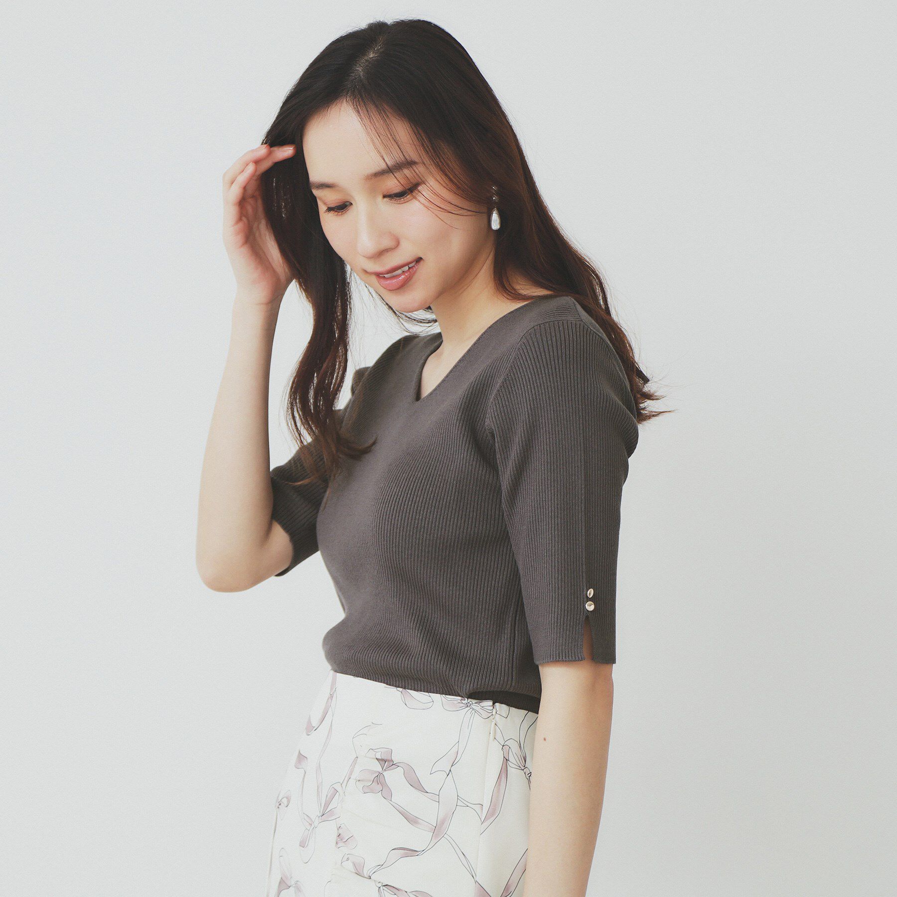 index「《5色展開》Vネックリブニット【洗濯機洗い可】」|ニット・セーター|チャコールグレー(8