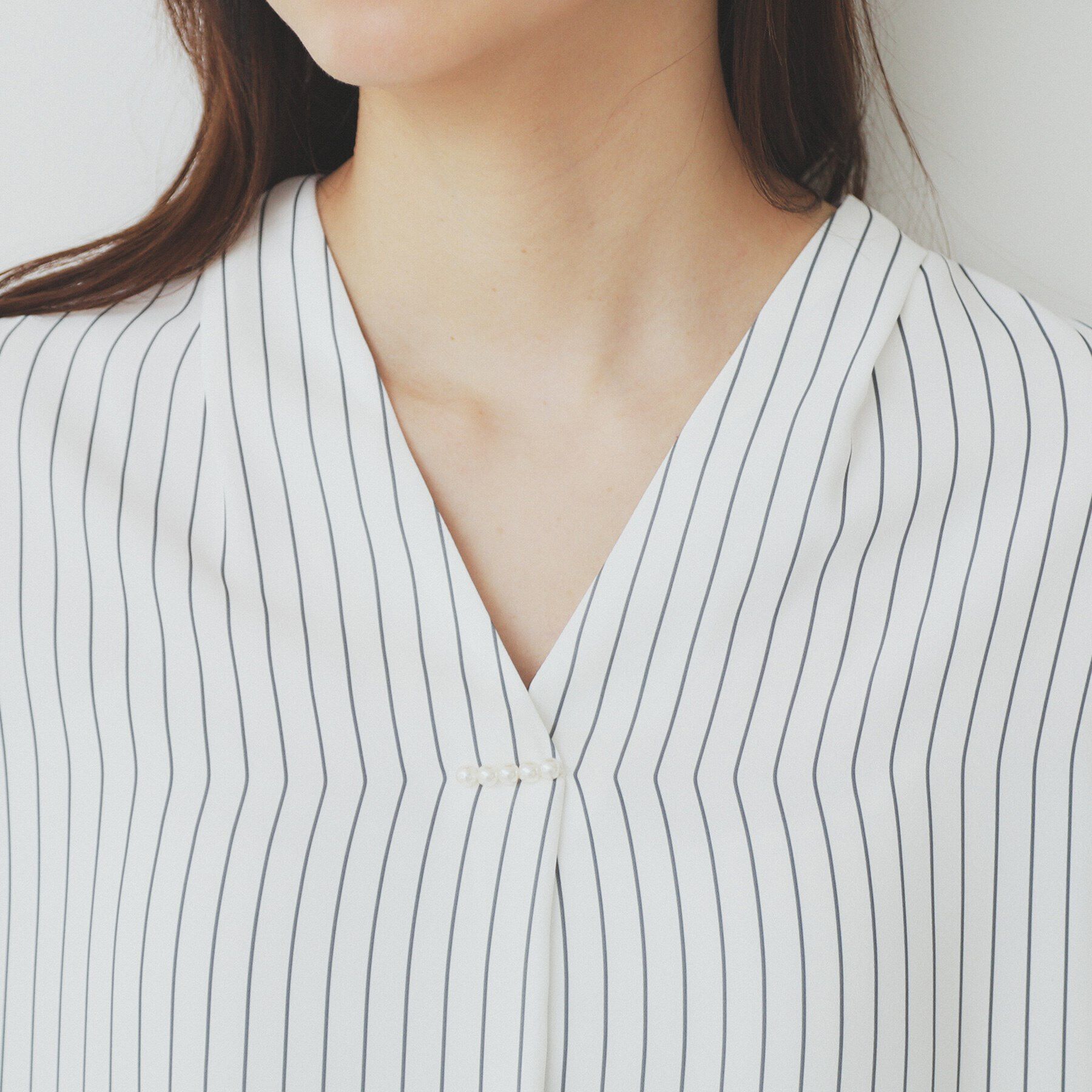 index「Vネックパール調ブラウス【洗濯機洗い可/イージーアイロン】」|シャツ・ブラウス|