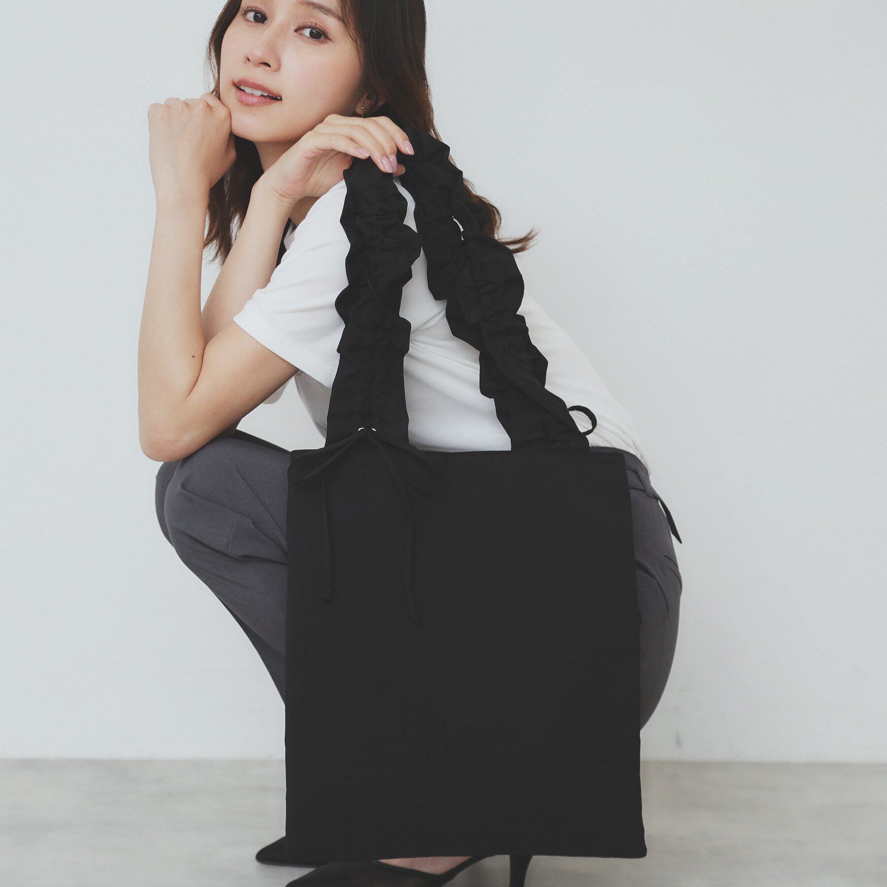 index「【A4サイズ収納可能】持ち手フリルトートバッグ」|トートバッグ|ブラック(019)