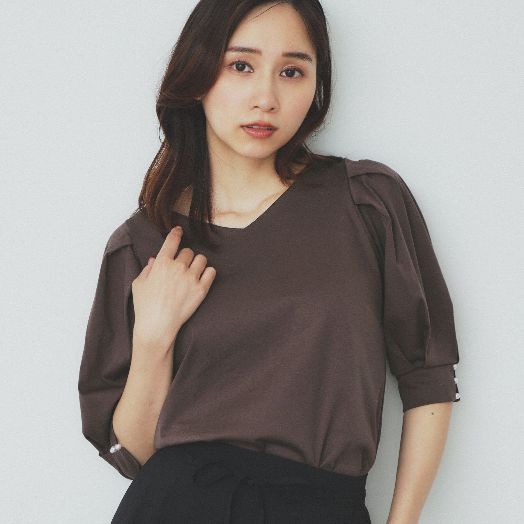 index「《5色展開》Vネックタックパフスリーブトップス【洗濯機洗い可/UVケア/接触冷感】」|Tシャツ・カットソー|ブラウン(044)