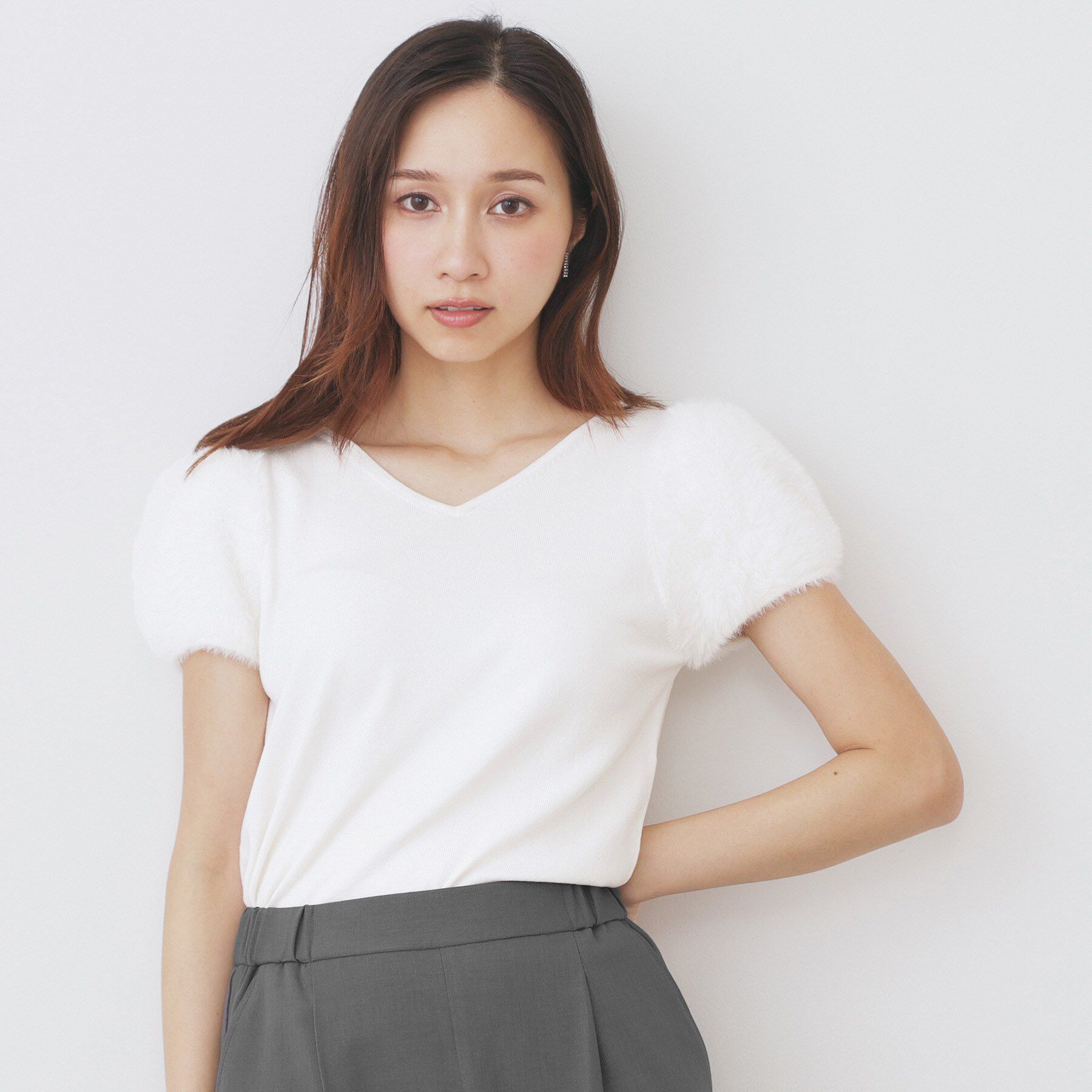 index「《6色展開》フェザーパフスリーブVネックニット【洗濯機洗い可】」|ニット・セーター|オフホワイト(003