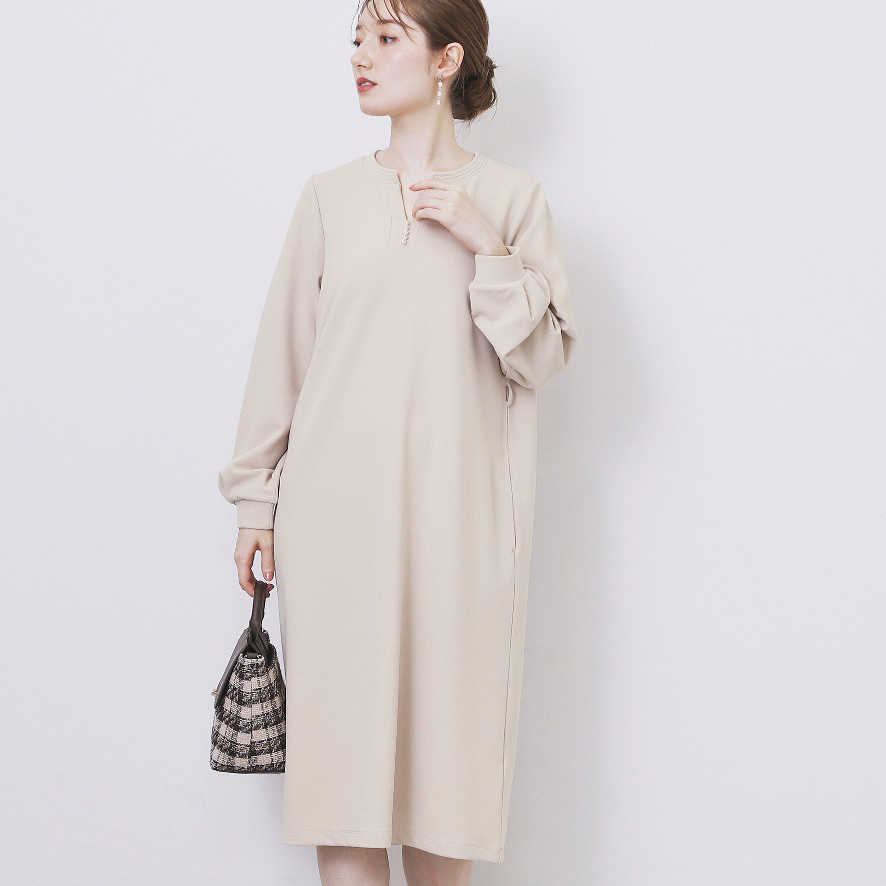 index「パール調ボタン付きキーネックワンピース【洗濯機OK】《S～3L》」|ワンピース|