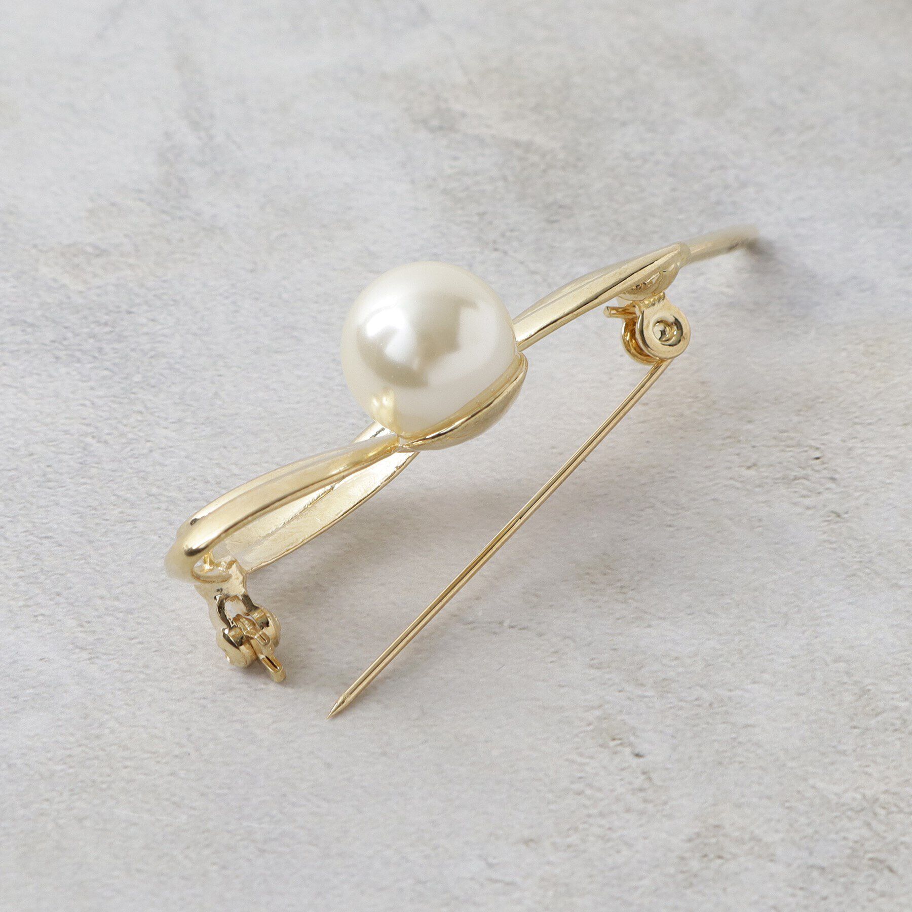 OPAQUE.CLIP「フェイクパール&times;メタルラインブローチ」|ブローチ・コサージュ|