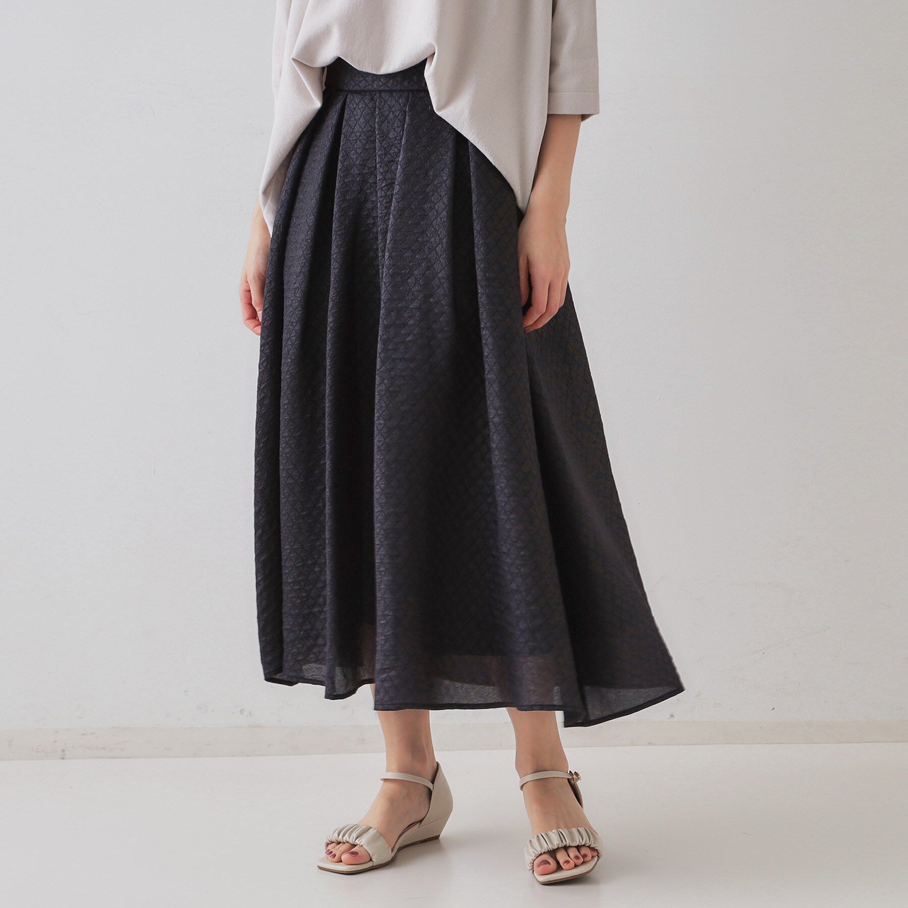 OPAQUE.CLIP「シアージャカードタックフレアスカート【洗濯機洗い可】」|スカート|チャコールグレー(0