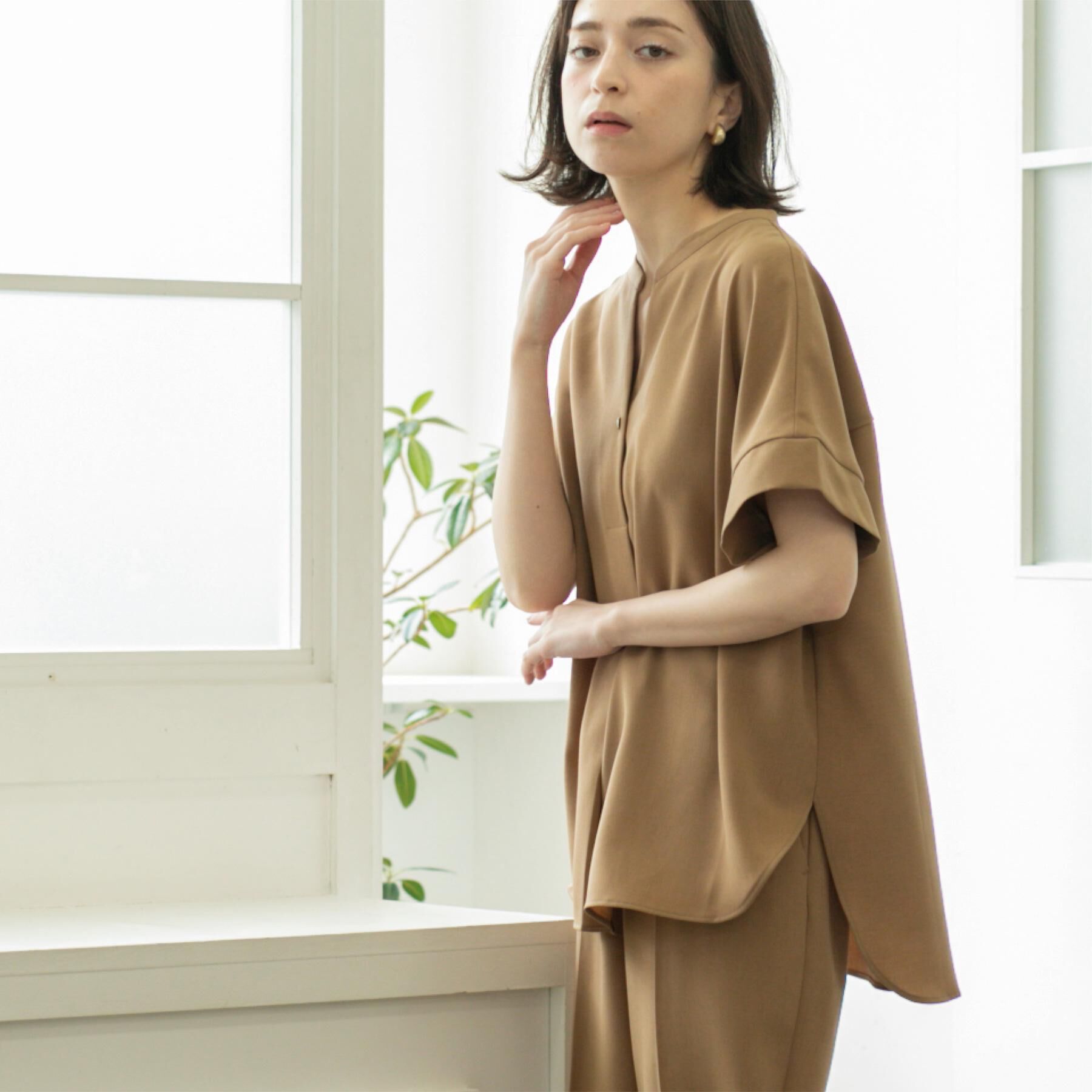 OPAQUE.CLIP「《5色展開/SS-LLサイズ》スキッパー金ボタンブラウス/セットアップ対応【防シワ/ストレッチ/洗濯」|シャツ・ブラウス|キャメルブラウン(0