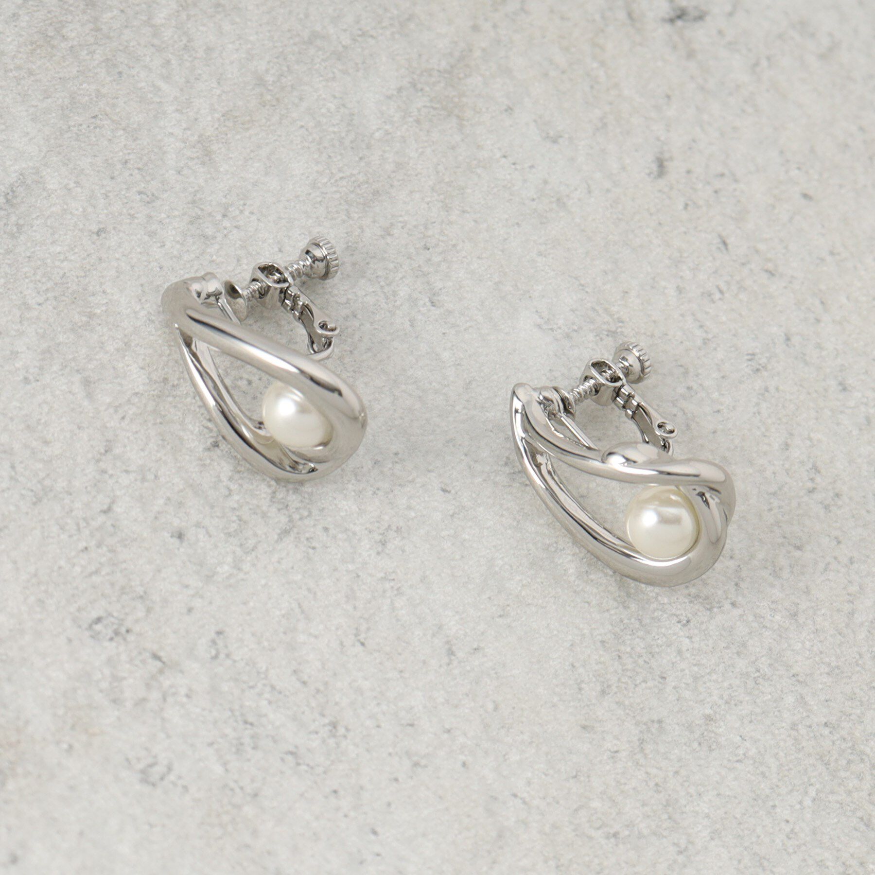 OPAQUE.CLIP「しずくメタル&times;フェイクパールイヤリング」|イヤリング|シルバー(006)