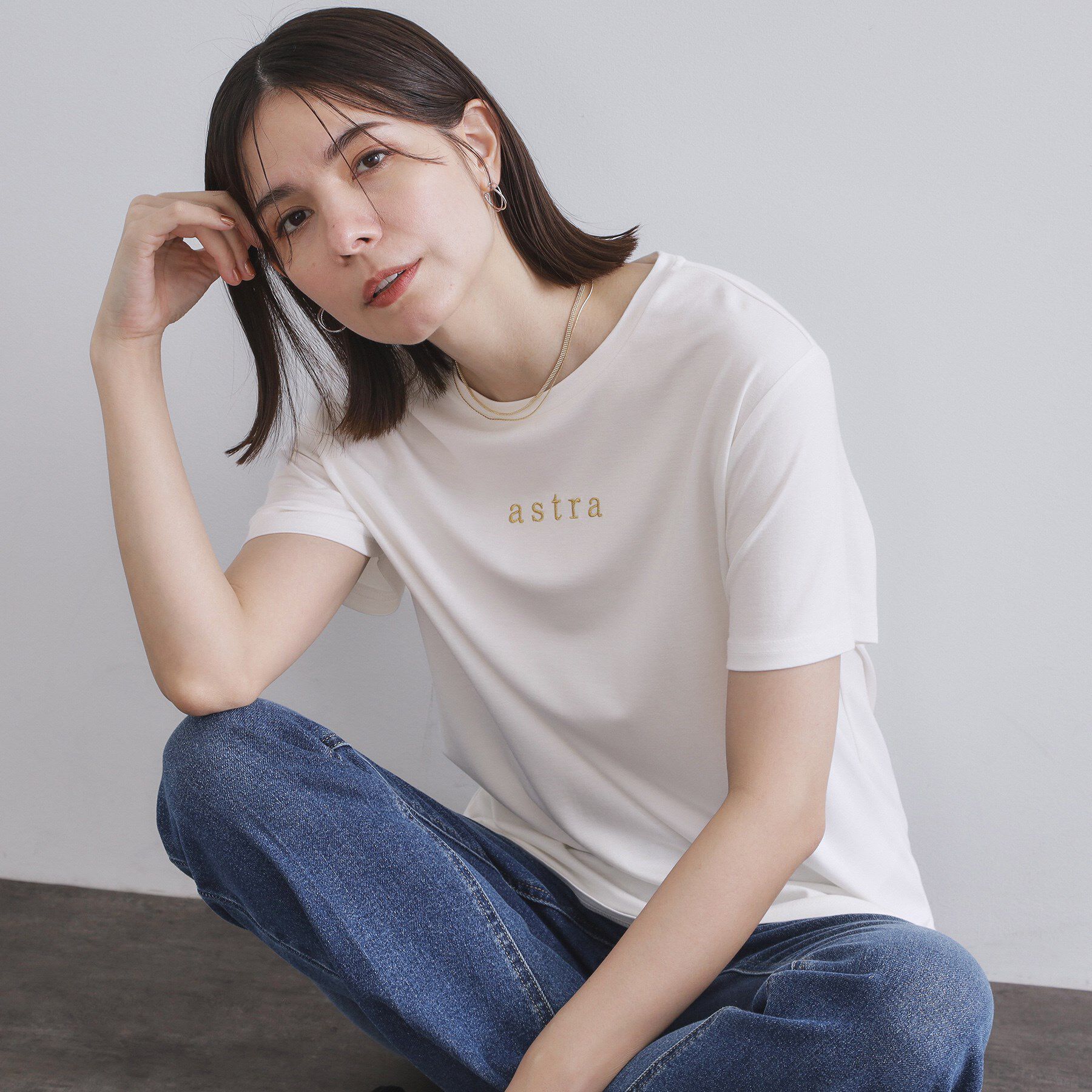 OPAQUE.CLIP「メタリック刺繍ロゴTシャツ【接触冷感/洗濯機洗い可】」|Tシャツ・カットソー|ホワイト(001)