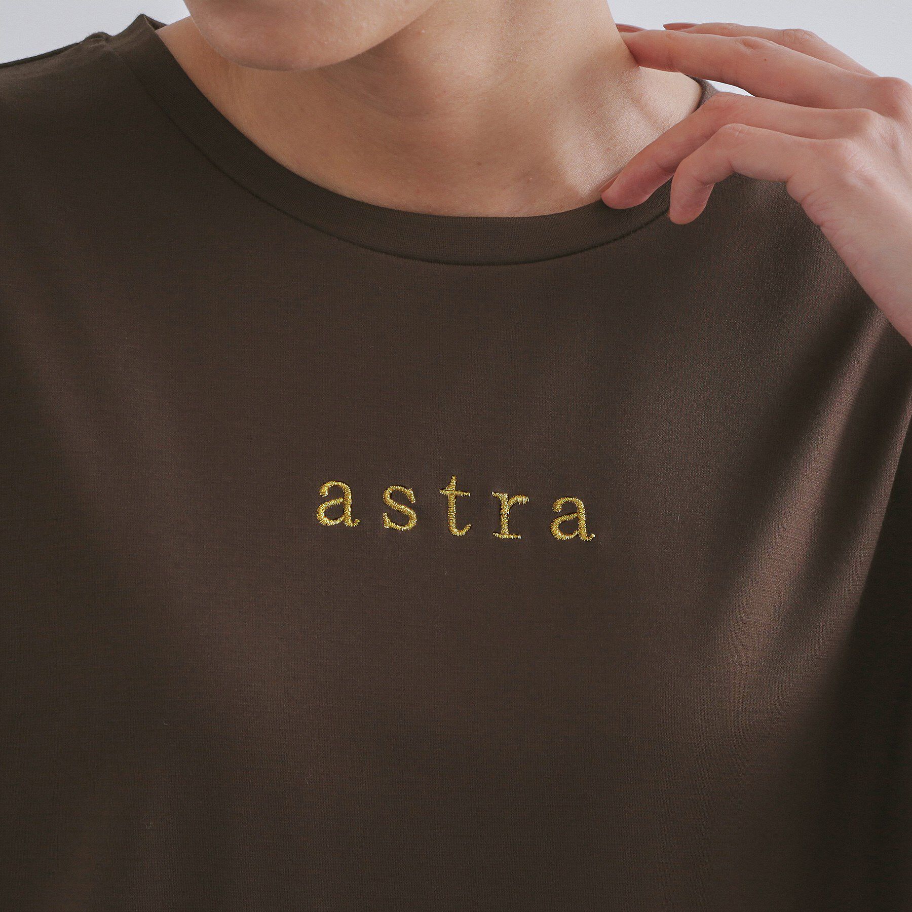 OPAQUE.CLIP「メタリック刺繍ロゴTシャツ【接触冷感/洗濯機洗い可】」|Tシャツ・カットソー|