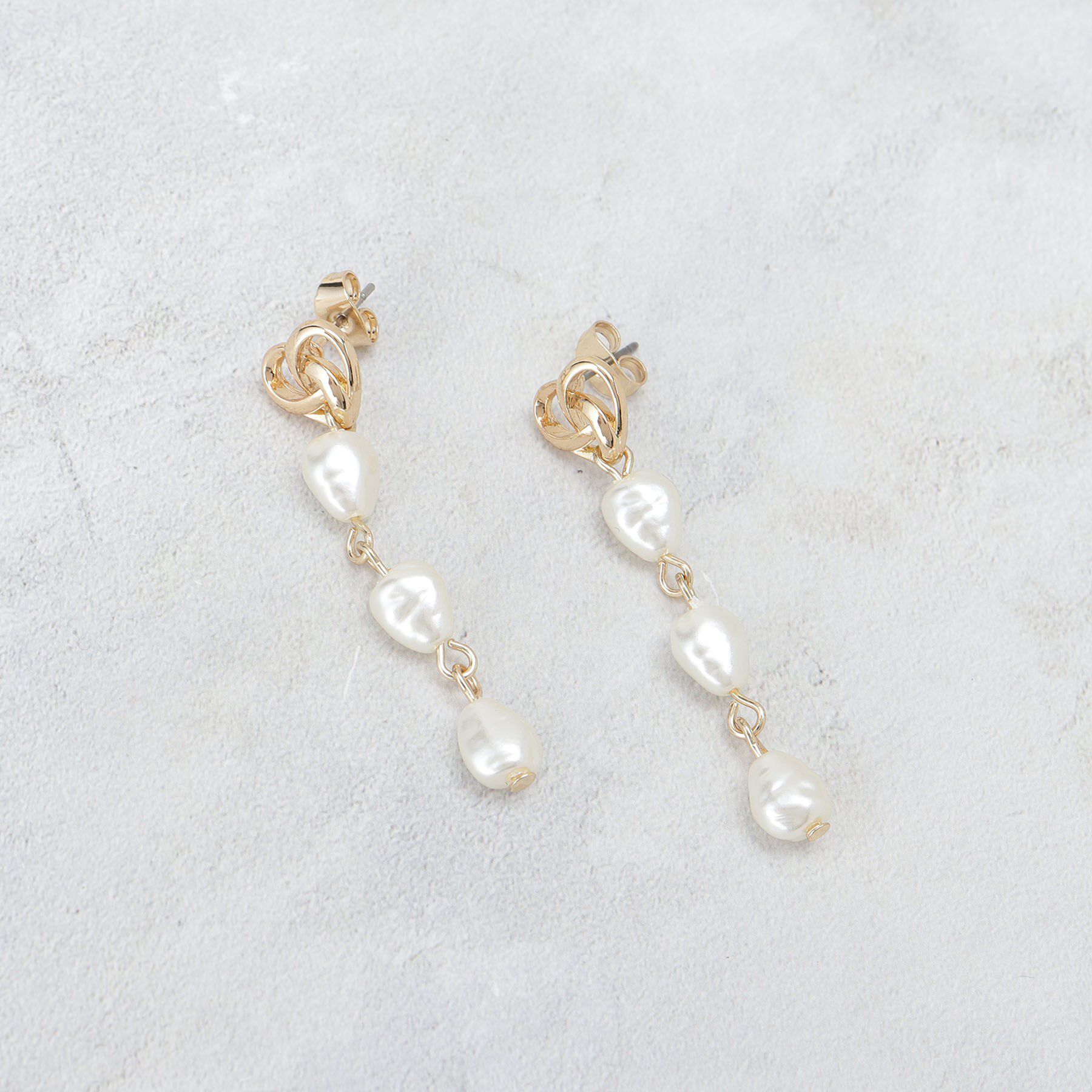 OPAQUE.CLIP「メタル&times;フェイクパールロングピアス」|ピアス|ゴールド(007)