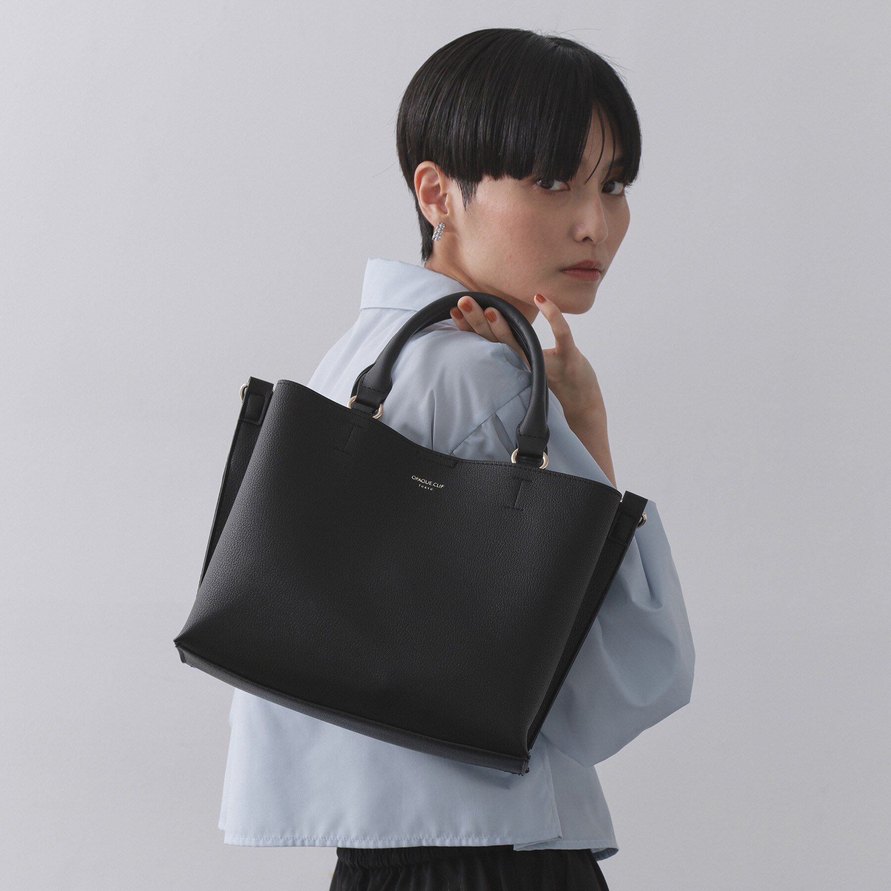 OPAQUE.CLIP「【2WAY/人間工学】ソフトシュリンク合皮ミドルサイズトートバッグ」|トートバッグ|ブラック(019)