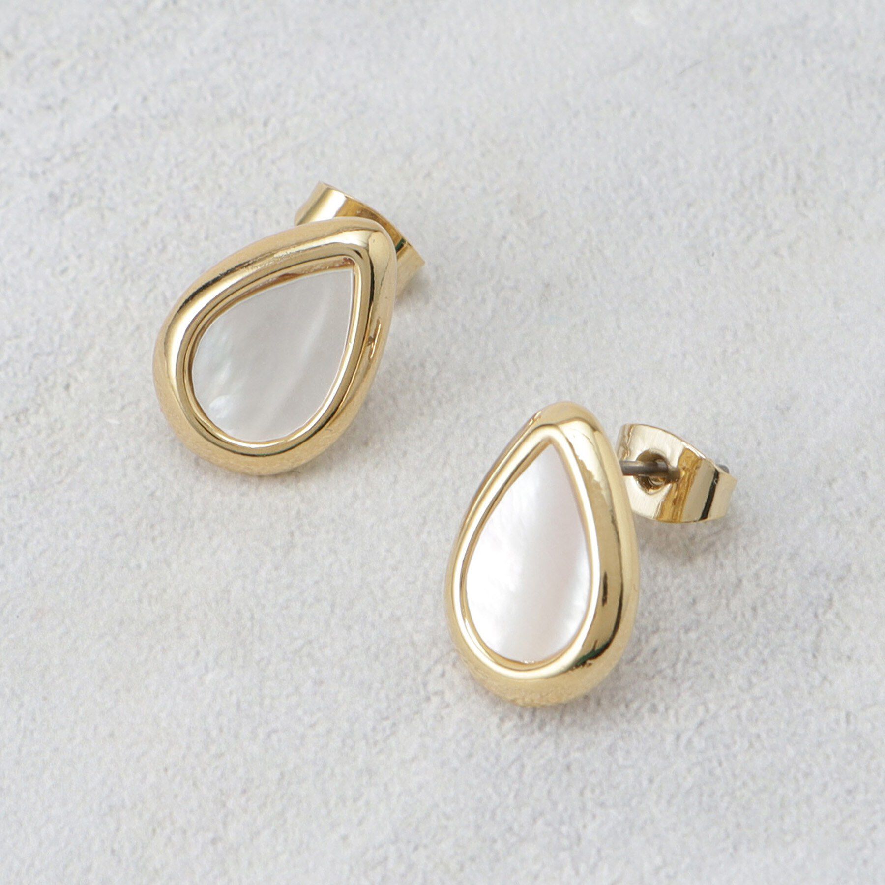 OPAQUE.CLIP「シェル&times;エッジメタルしずくピアス」|ピアス|ゴールド(007)