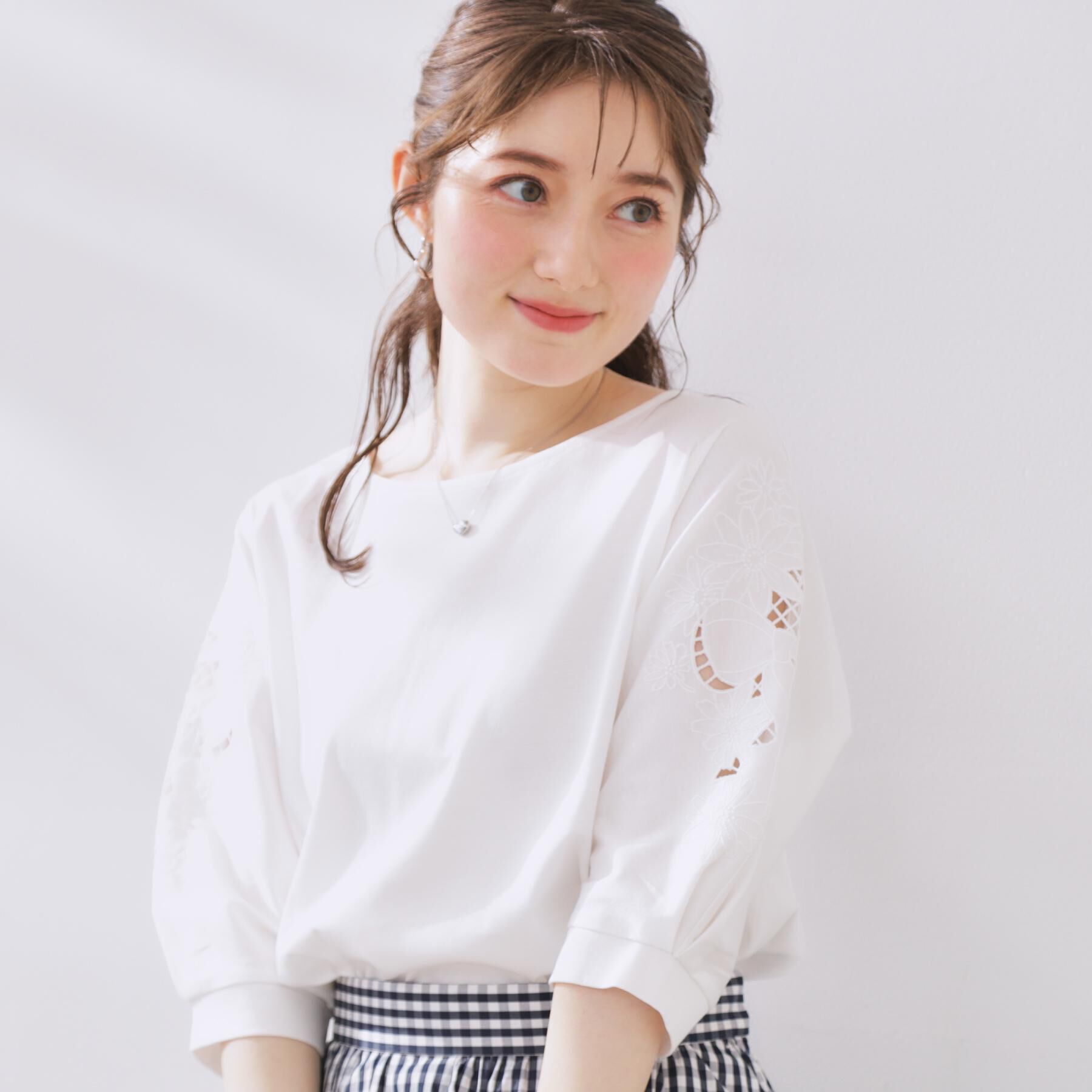 Couture broach「【接触冷感・洗える・UV機能付き・二の腕カバー】デイジー＆リボン エンブロドルマントップス」|Tシャツ・カットソー|