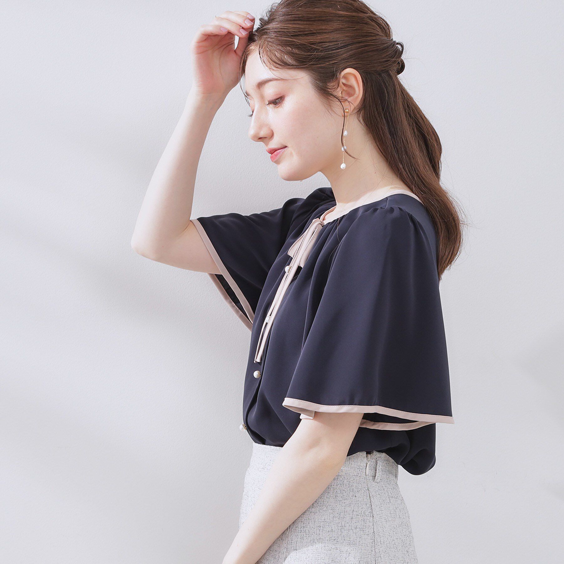 Couture broach「【きれいめ・二の腕カバー・通勤】配色フレア2WAYブラウス」|シャツ・ブラウス|