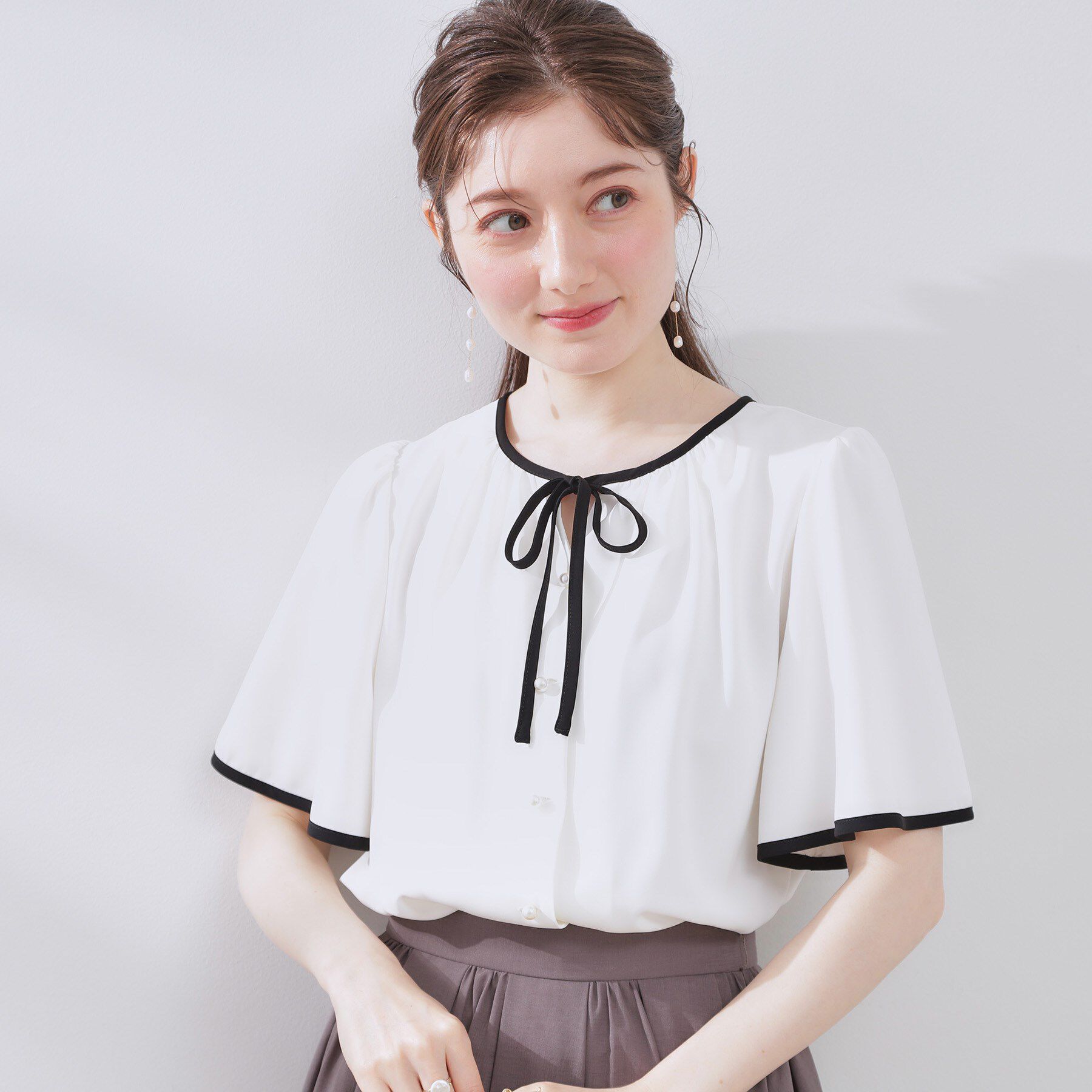 Couture broach「【きれいめ・二の腕カバー・通勤】配色フレア2WAYブラウス」|シャツ・ブラウス|