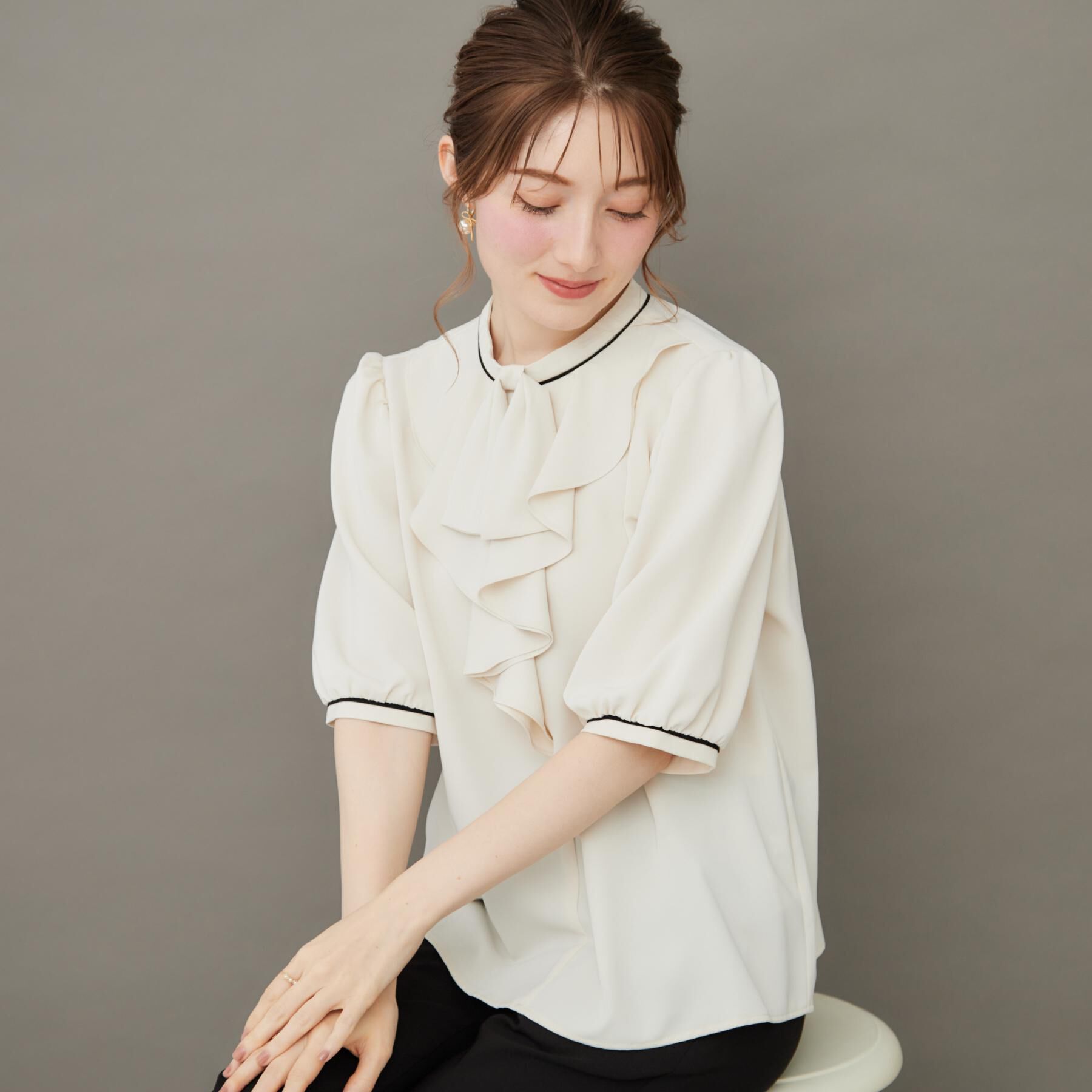 Couture broach「【華やか・5分袖・通勤】配色フリルタイブラウス」|シャツ・ブラウス|
