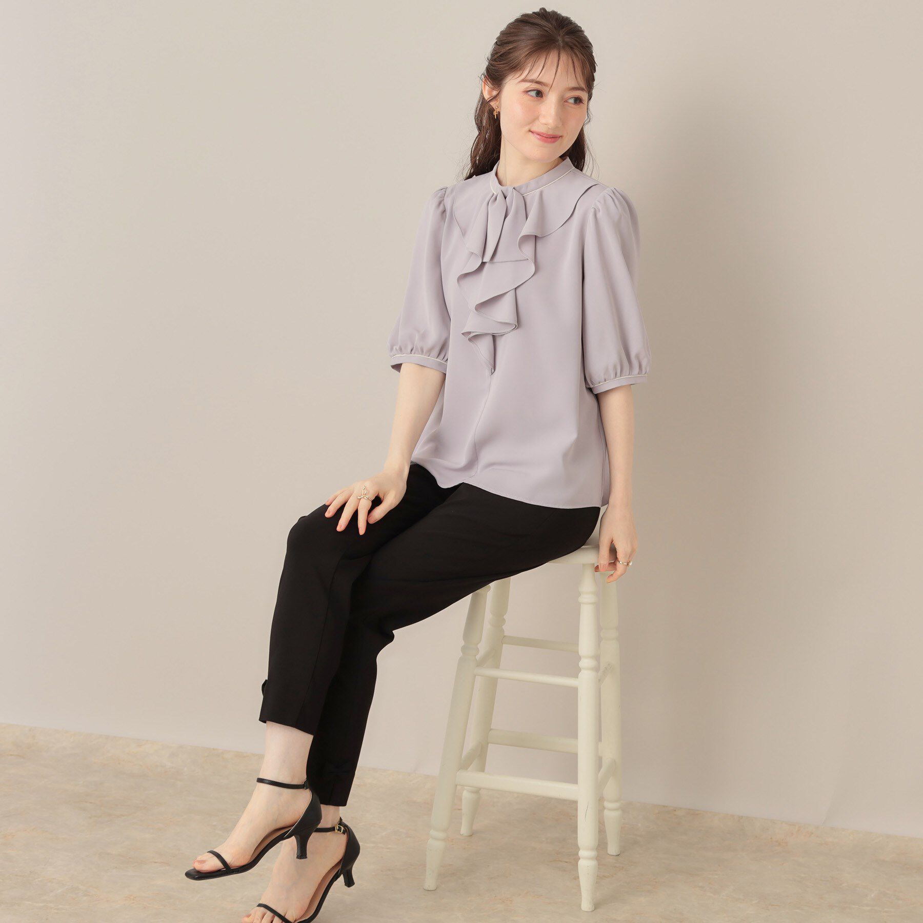 Couture broach「【華やか・5分袖・通勤】配色フリルタイブラウス」|シャツ・ブラウス|