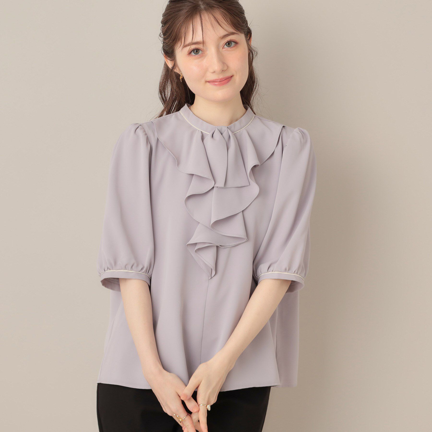 Couture broach「【華やか・5分袖・通勤】配色フリルタイブラウス」|シャツ・ブラウス|