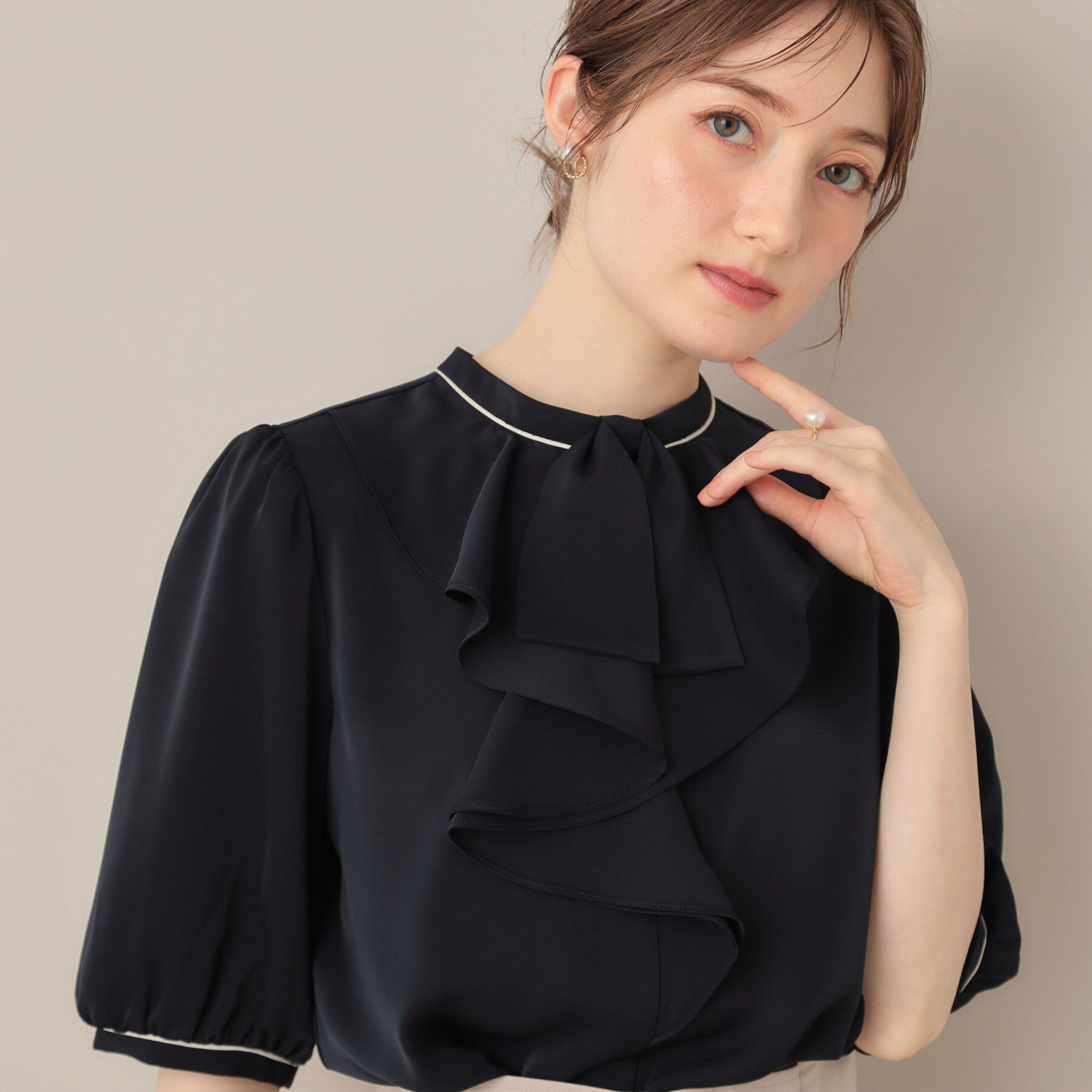 Couture broach「【華やか・5分袖・通勤】配色フリルタイブラウス」|シャツ・ブラウス|