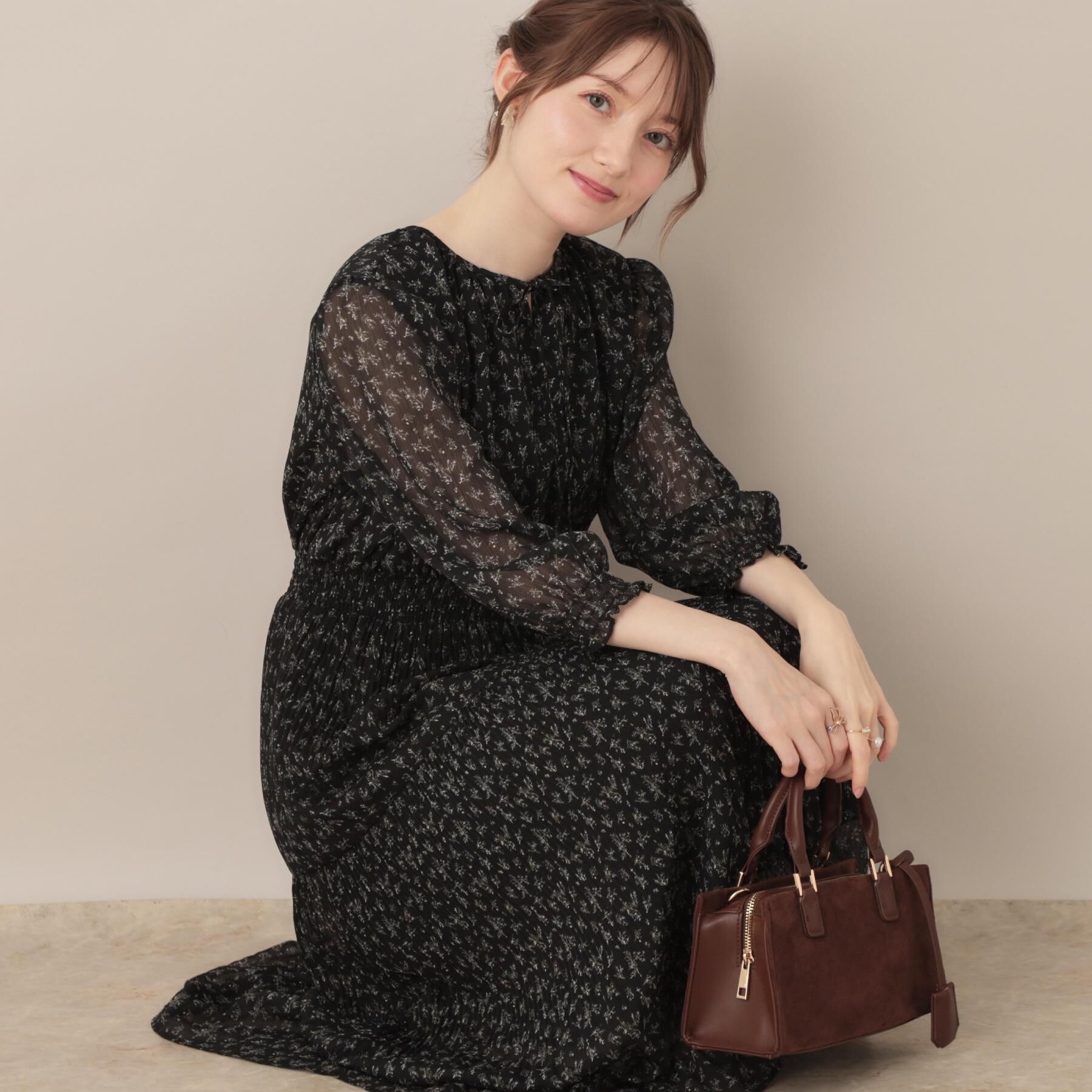 Couture broach「【一枚で着映える・花柄・通勤】前後2WAYシフォン楊柳小花ワンピース」|ワンピース|ブラック(119)