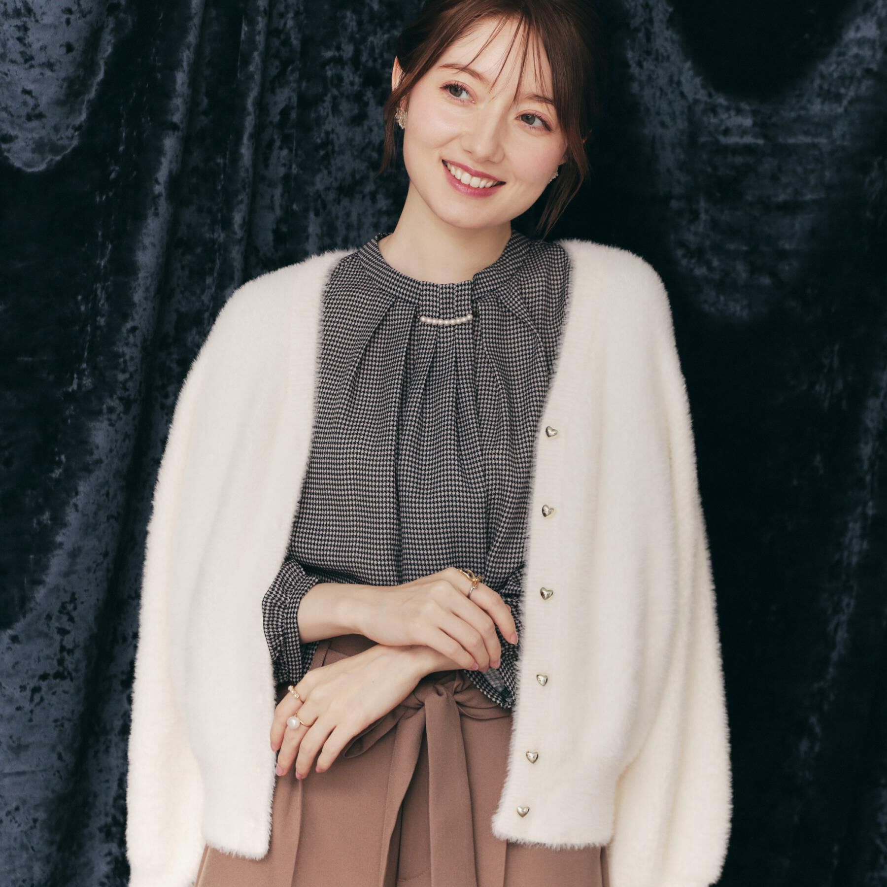 Couture broach「【大人可愛い・パール取り外し・通勤】・タックタイチェック柄ブラウス」|シャツ・ブラウス|