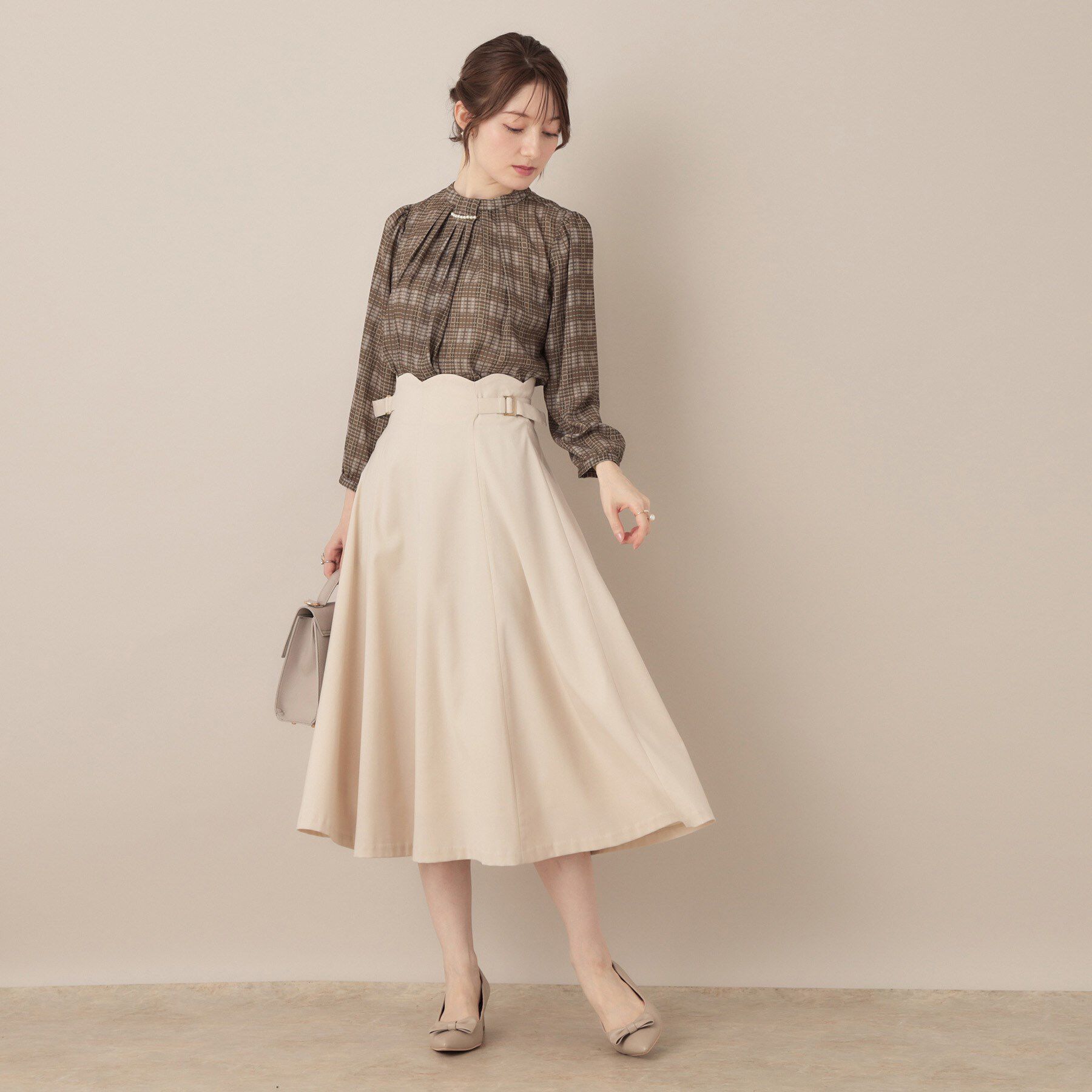 Couture broach「【大人可愛い・パール取り外し・通勤】・タックタイチェック柄ブラウス」|シャツ・ブラウス|