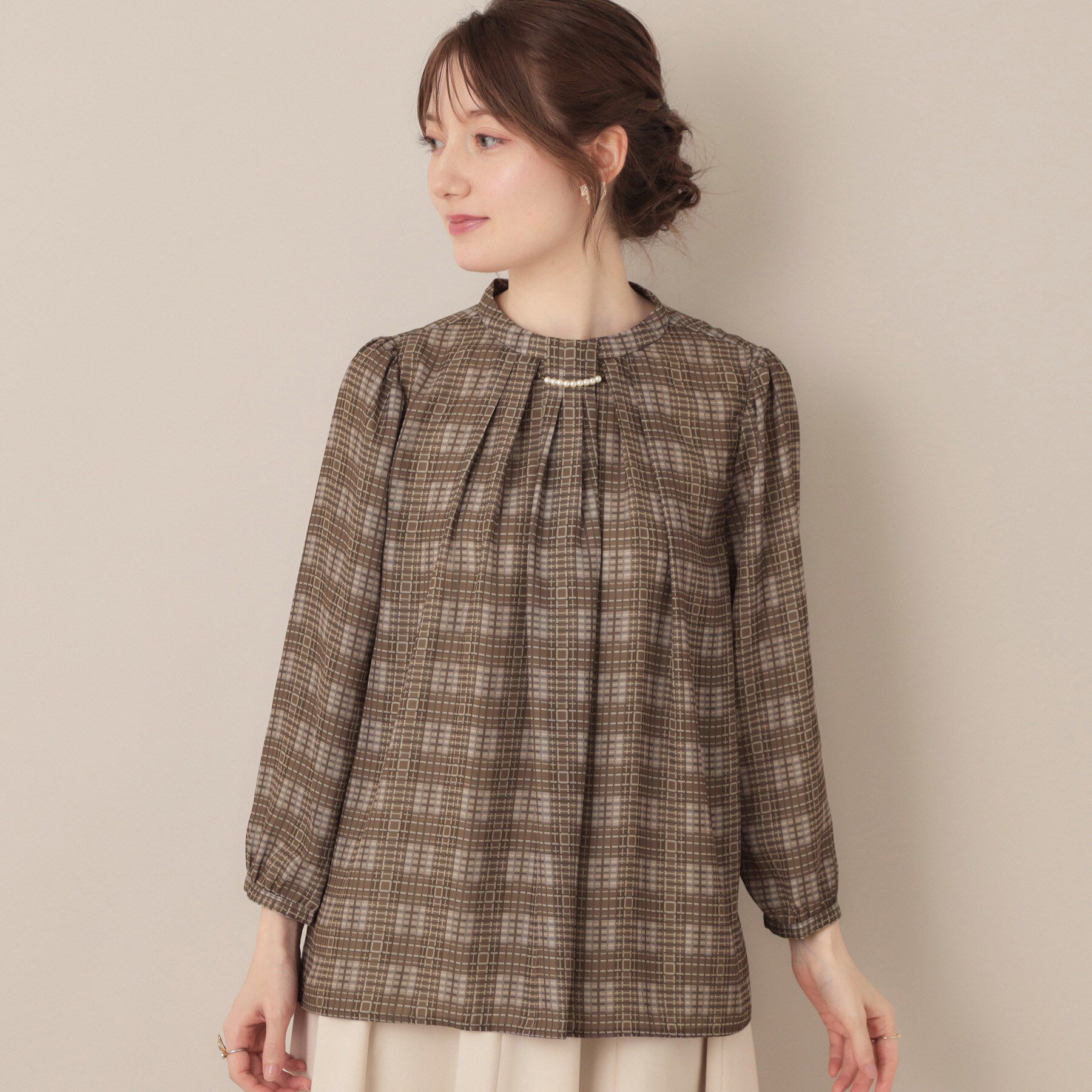Couture broach「【大人可愛い・パール取り外し・通勤】・タックタイチェック柄ブラウス」|シャツ・ブラウス|