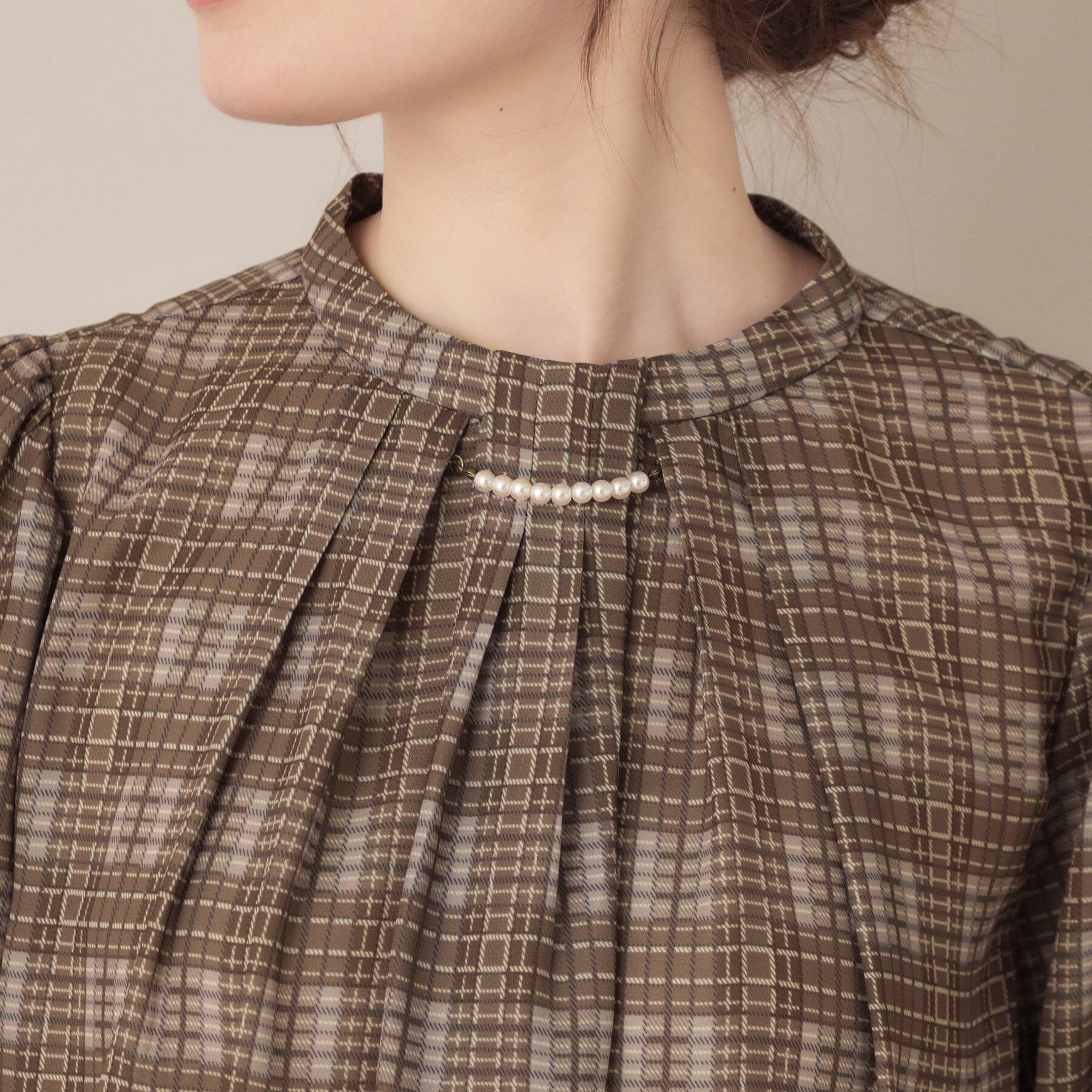 Couture broach「【大人可愛い・パール取り外し・通勤】・タックタイチェック柄ブラウス」|シャツ・ブラウス|