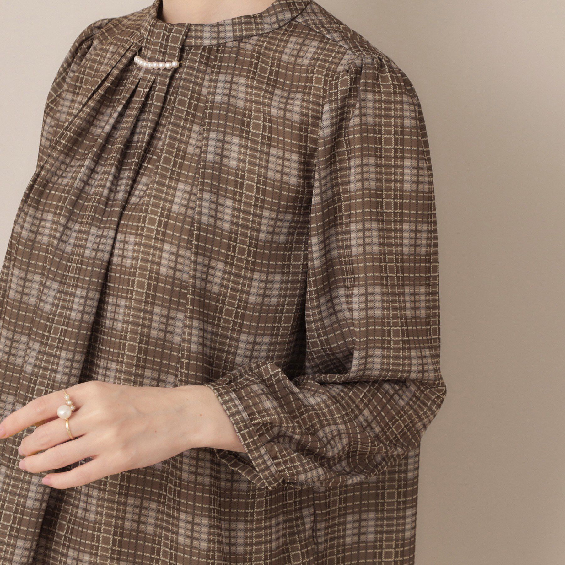 Couture broach「【大人可愛い・パール取り外し・通勤】・タックタイチェック柄ブラウス」|シャツ・ブラウス|