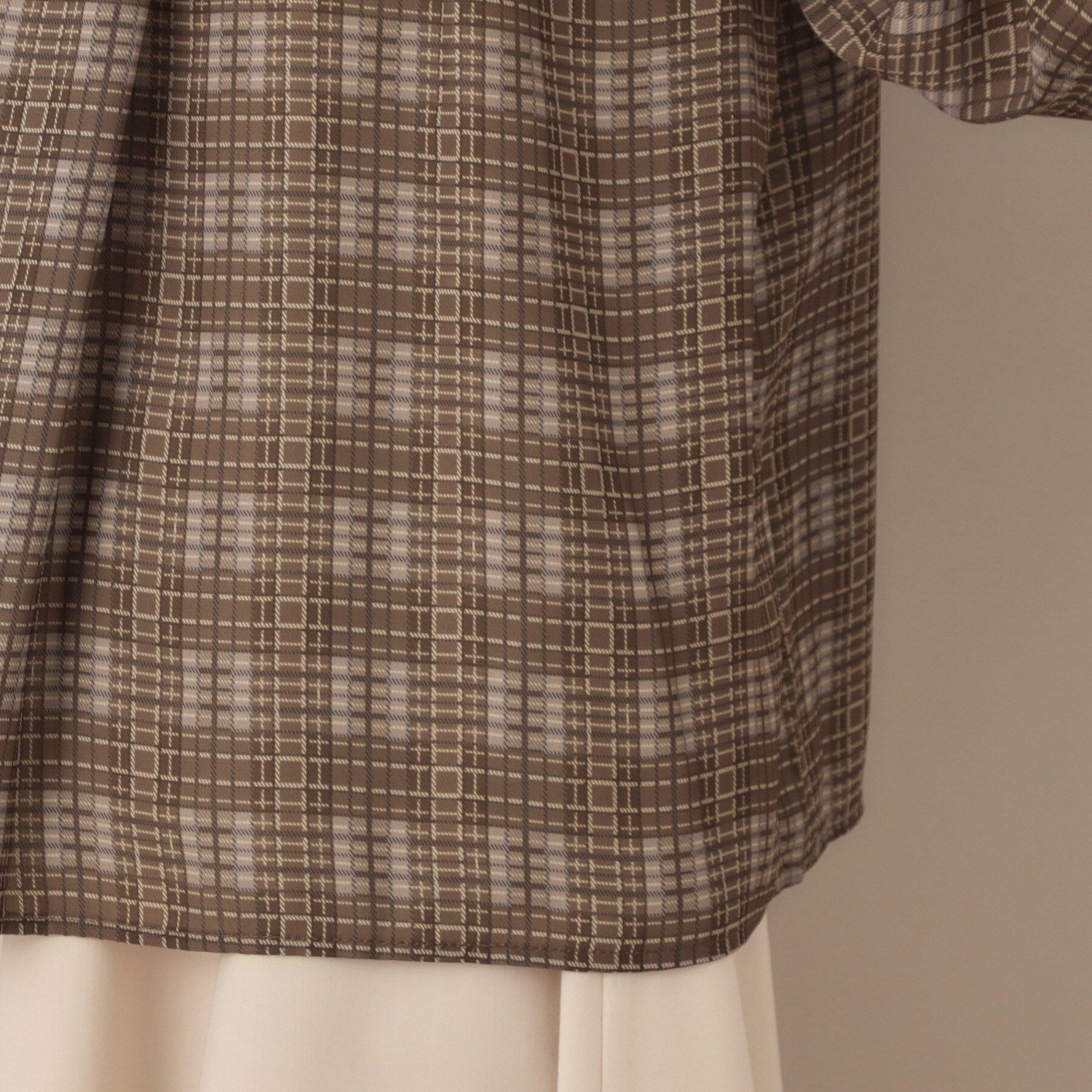 Couture broach「【大人可愛い・パール取り外し・通勤】・タックタイチェック柄ブラウス」|シャツ・ブラウス|