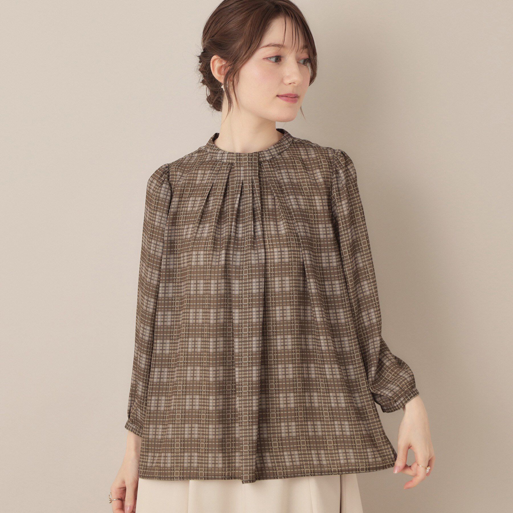Couture broach「【大人可愛い・パール取り外し・通勤】・タックタイチェック柄ブラウス」|シャツ・ブラウス|