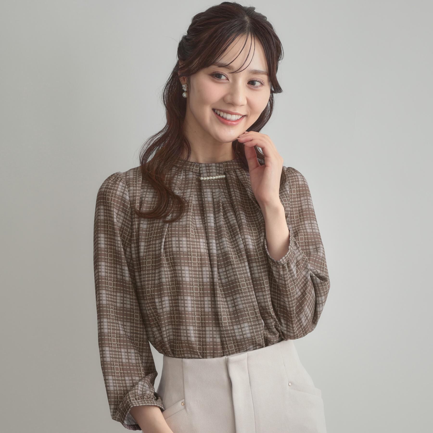 Couture broach「【大人可愛い・パール取り外し・通勤】・タックタイチェック柄ブラウス」|シャツ・ブラウス|ブラウン(143)