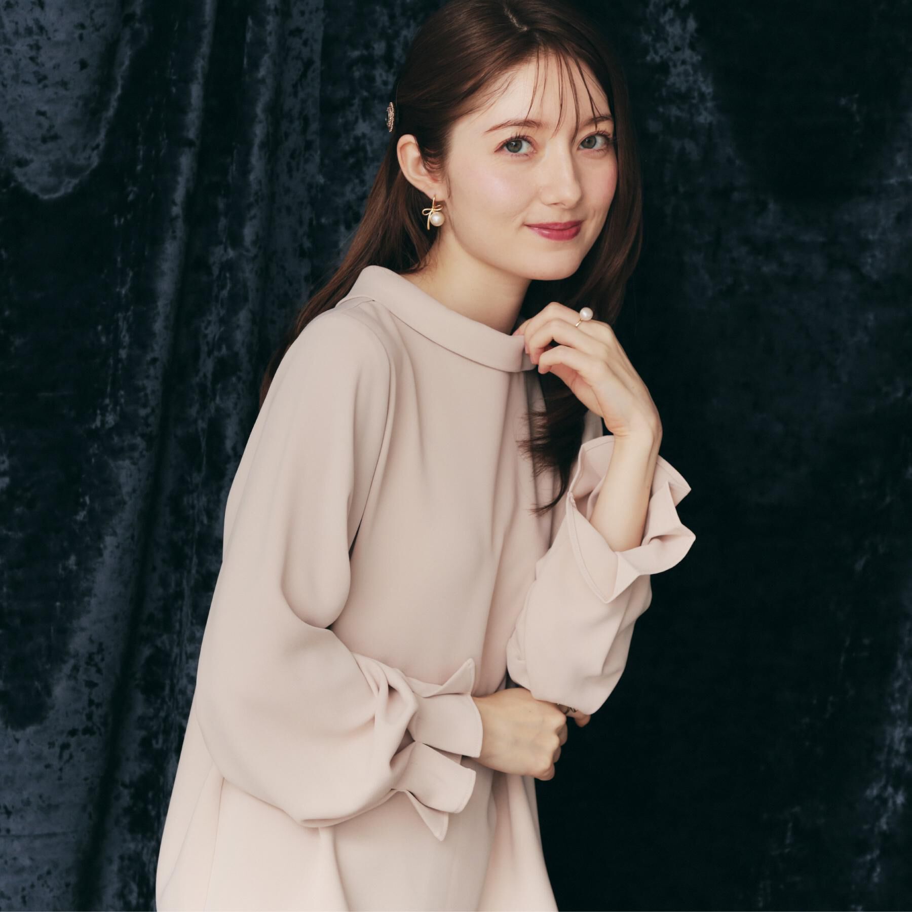 Couture broach「【大人可愛い・通勤】ロールカラーバックリボンブラウス」|シャツ・ブラウス|