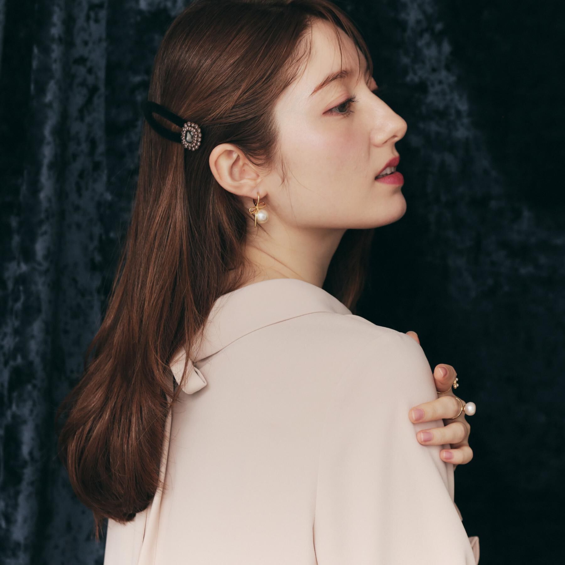 Couture broach「【大人可愛い・通勤】ロールカラーバックリボンブラウス」|シャツ・ブラウス|