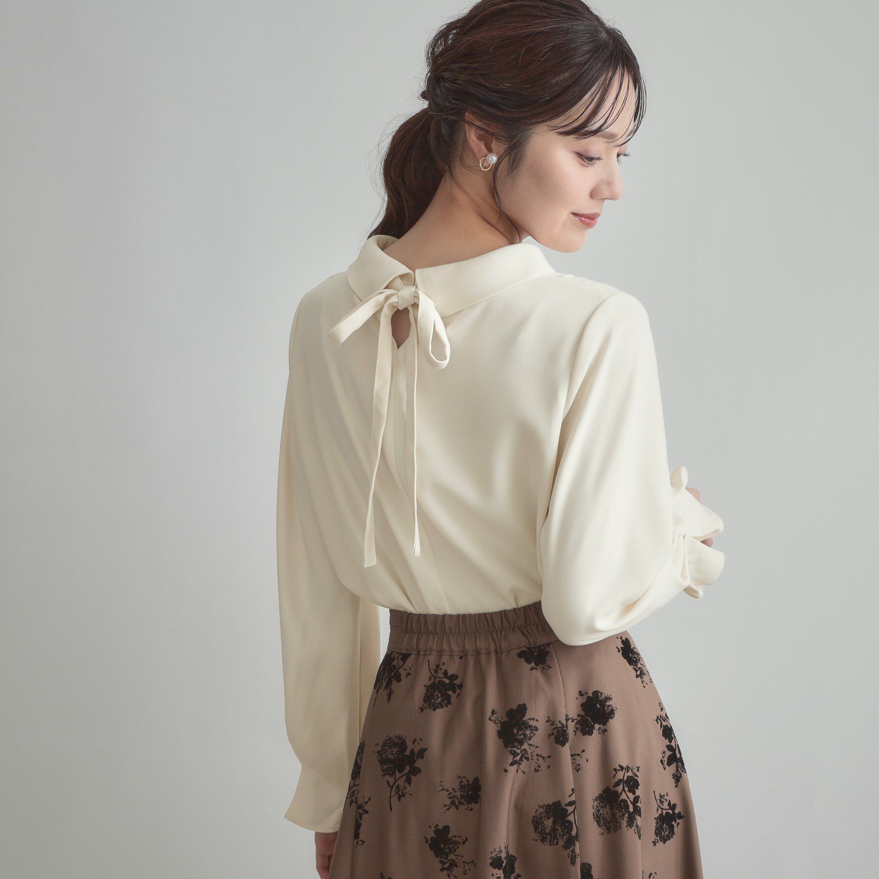 Couture broach「【大人可愛い・通勤】ロールカラーバックリボンブラウス」|シャツ・ブラウス|